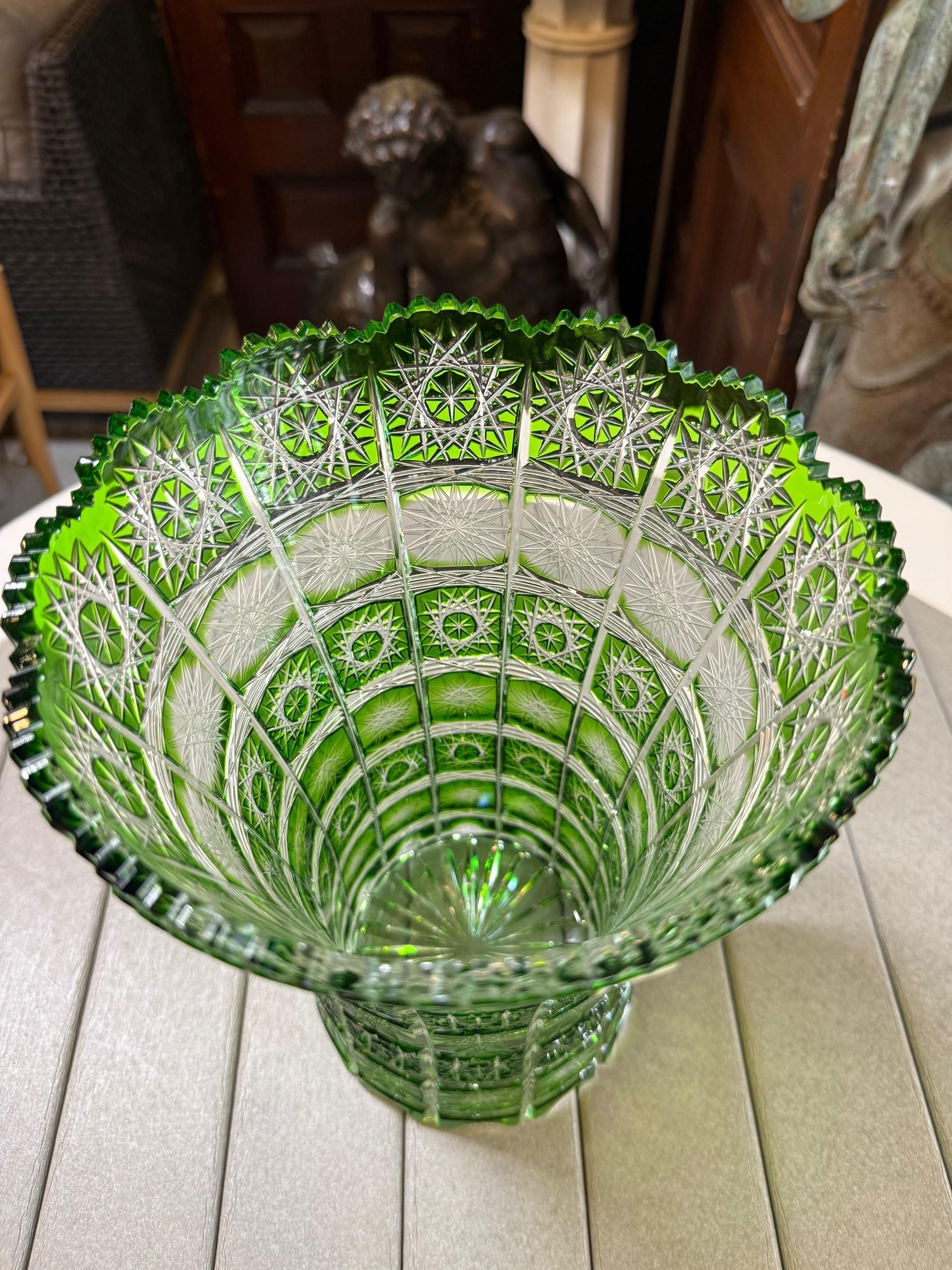 Vase vert en cristal taillé à la main par Caesar Crystal Bohemiae Co. République tchèque en vente 2