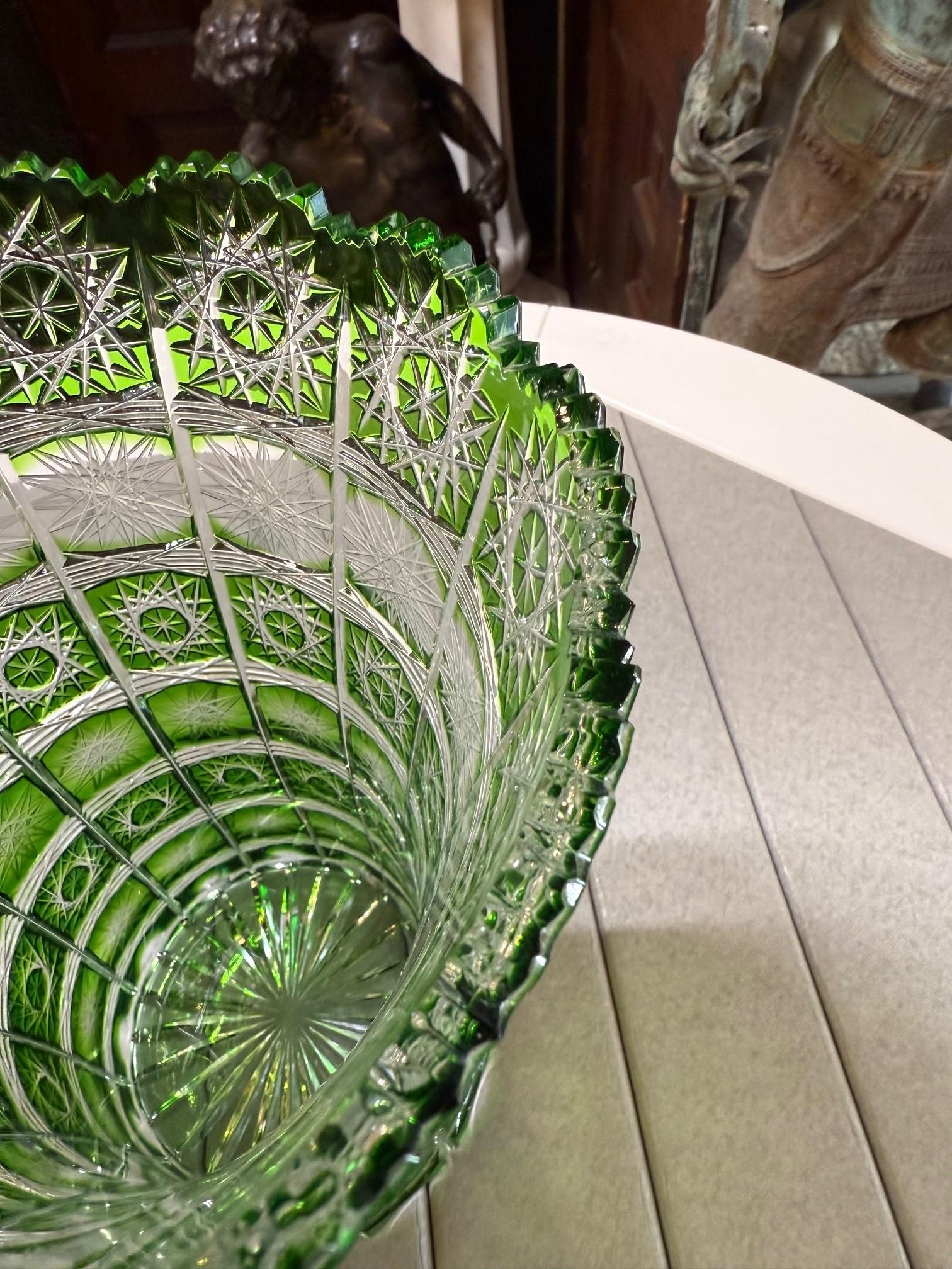 Vase vert en cristal taillé à la main par Caesar Crystal Bohemiae Co. République tchèque en vente 3