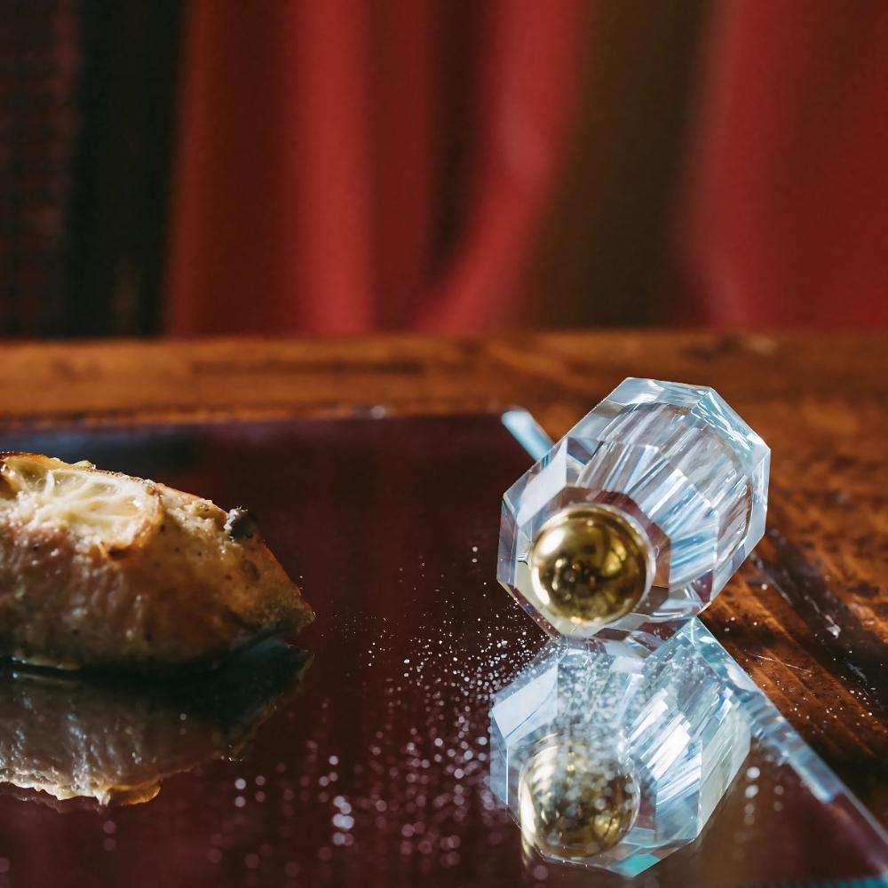 Salière en cristal taillé à la main Ambrosià (set de 2 pièces : clair & limpide) Neuf - En vente à Glendale, CA
