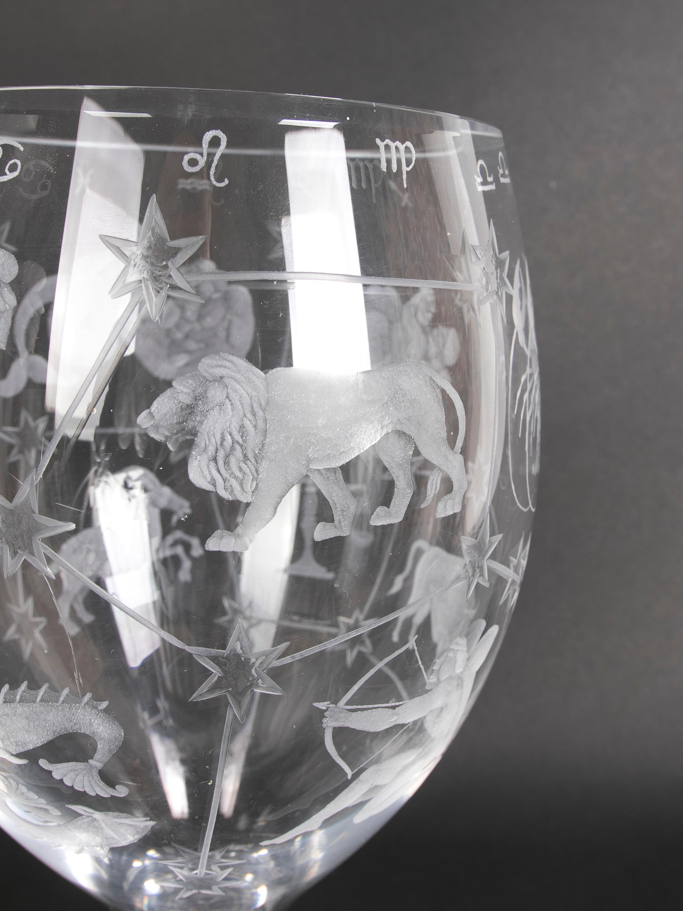 Handgeschnittene Kristallvase aus dem Haus Mottl mit Horoscope-Szenen im Angebot 2
