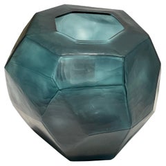 Vase cubiste en verre rond facetté, soufflé à la main et teint à l'indigo, provenant de Roumanie