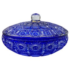 Plat à bonbons bleu en cristal de plomb taillé à la main avec couvercle par Caesar Crystal Bohemiae Co.