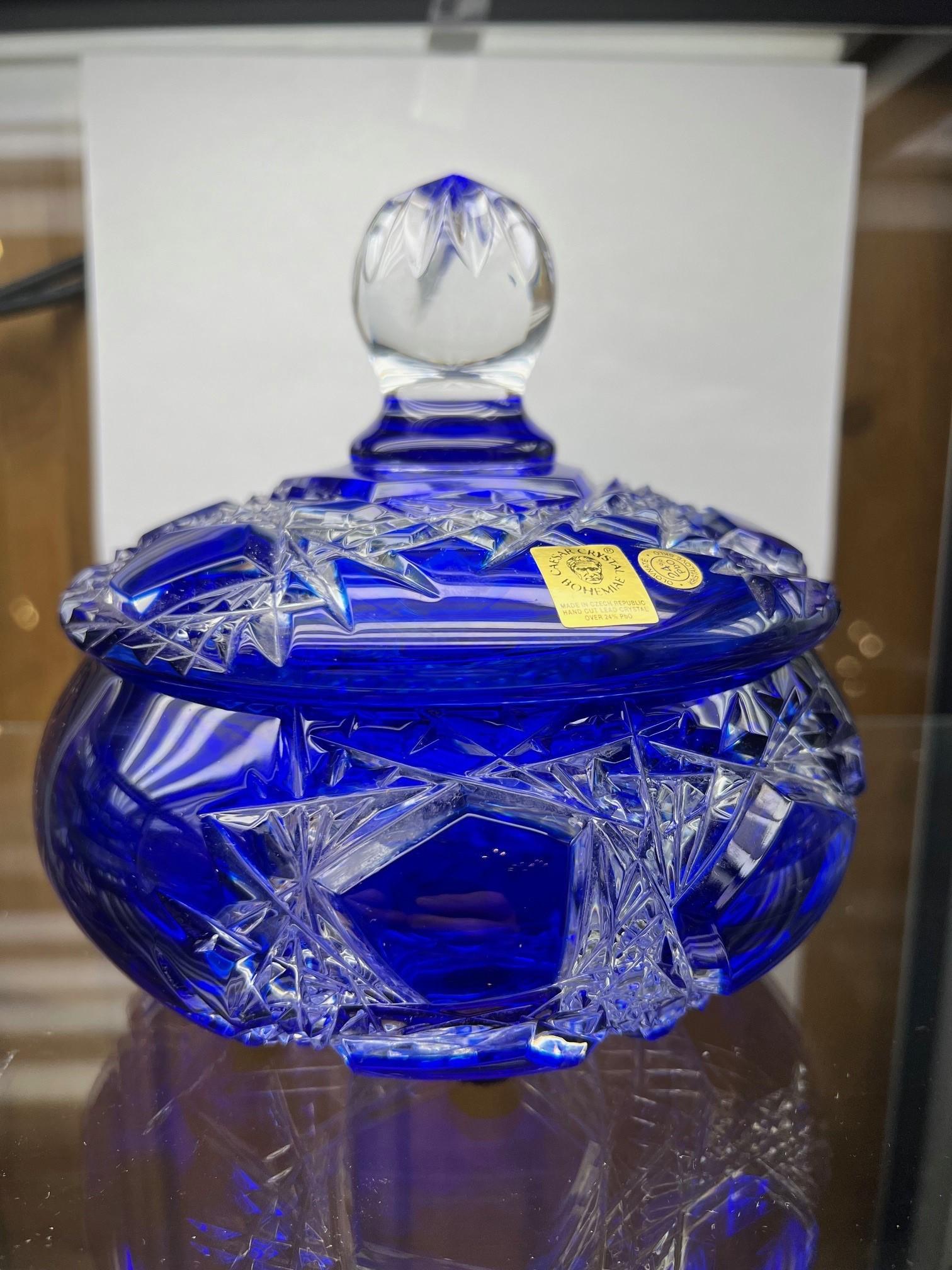 Plat à bonbons en cristal de plomb taillé à la main avec couvercle par Caesar Crystal Bohemiae Co. en vente 6