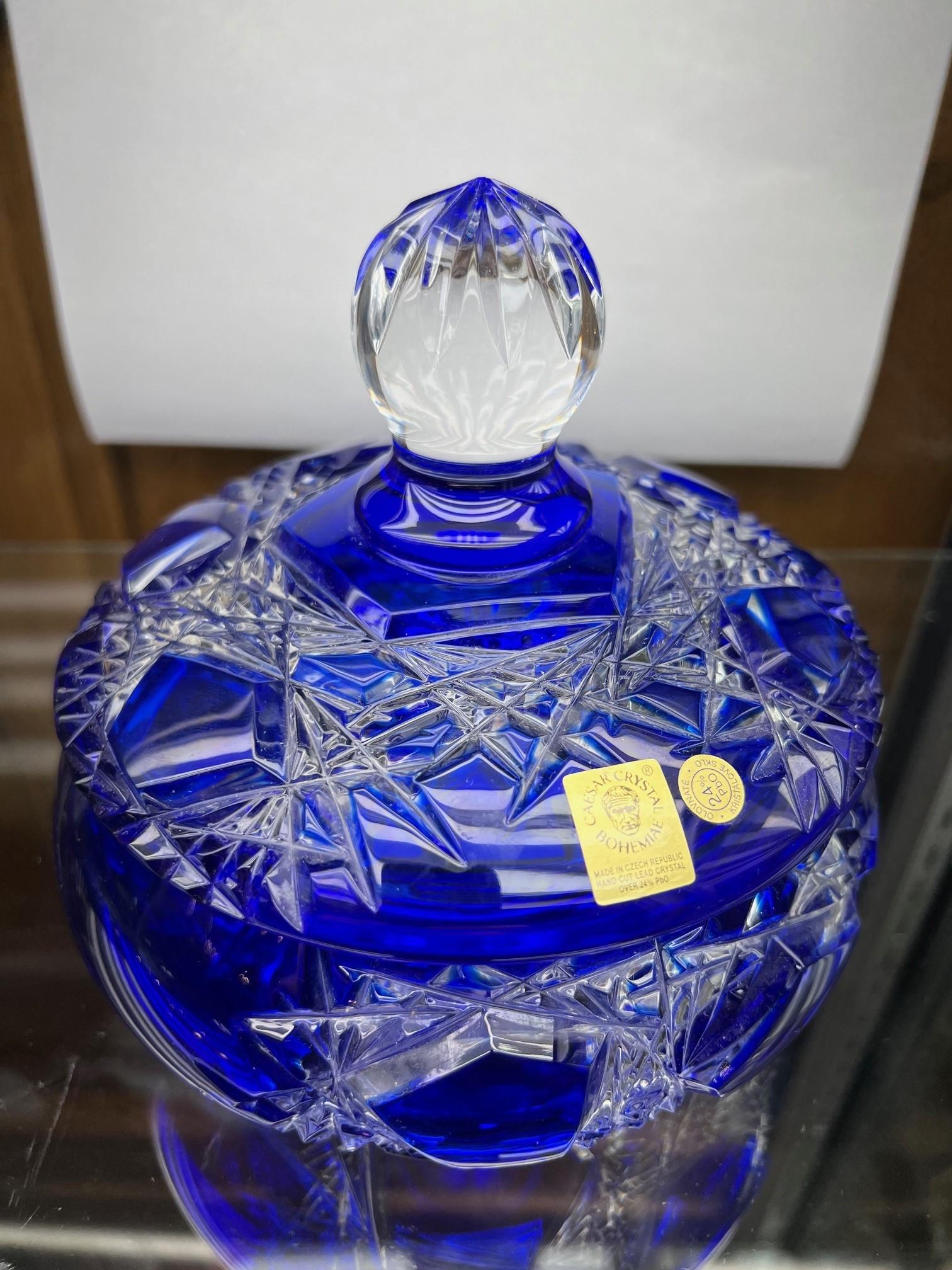 Plat à bonbons en cristal de plomb taillé à la main avec couvercle par Caesar Crystal Bohemiae Co. en vente 8