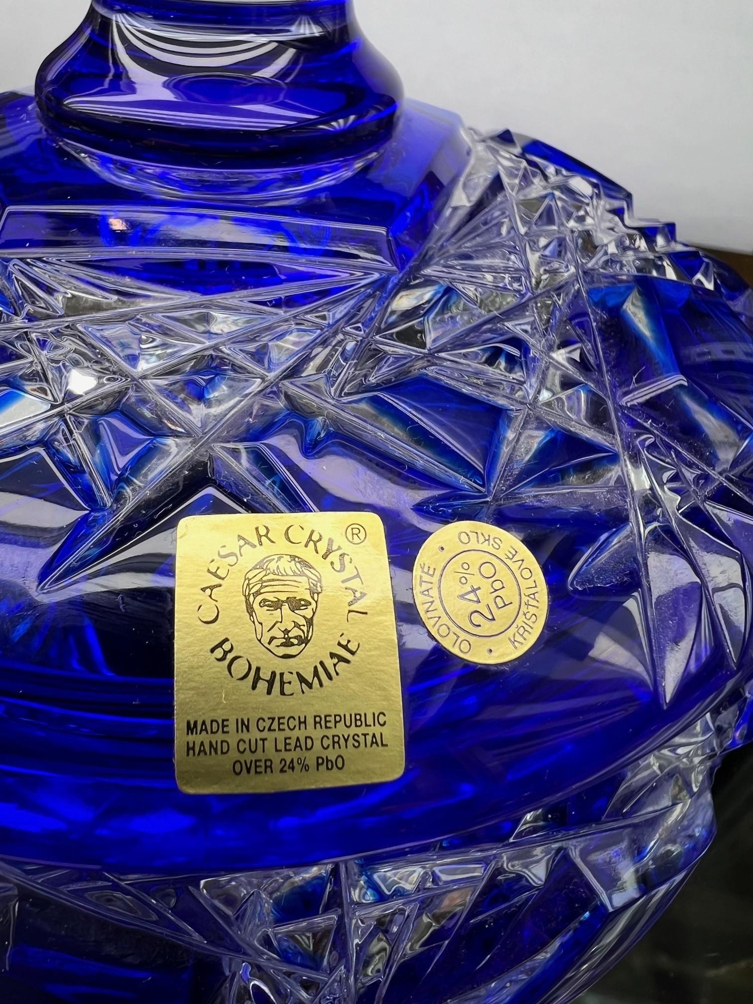 Superbe bonbonnière en cristal de plomb taillé à la main avec un couvercle créé comme une œuvre d'art par les mains des meilleurs verriers tchèques. La Caesar Crystal Company, en République tchèque, vend des pièces de cristal de plomb taillées à la