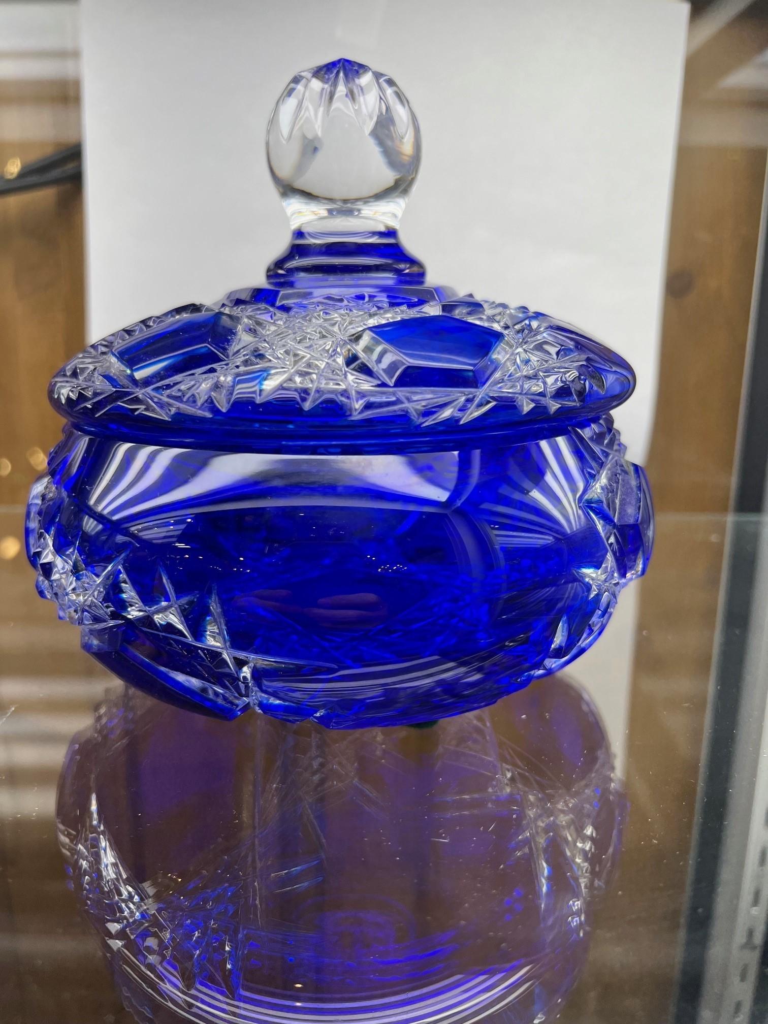 Tchèque Plat à bonbons en cristal de plomb taillé à la main avec couvercle par Caesar Crystal Bohemiae Co. en vente