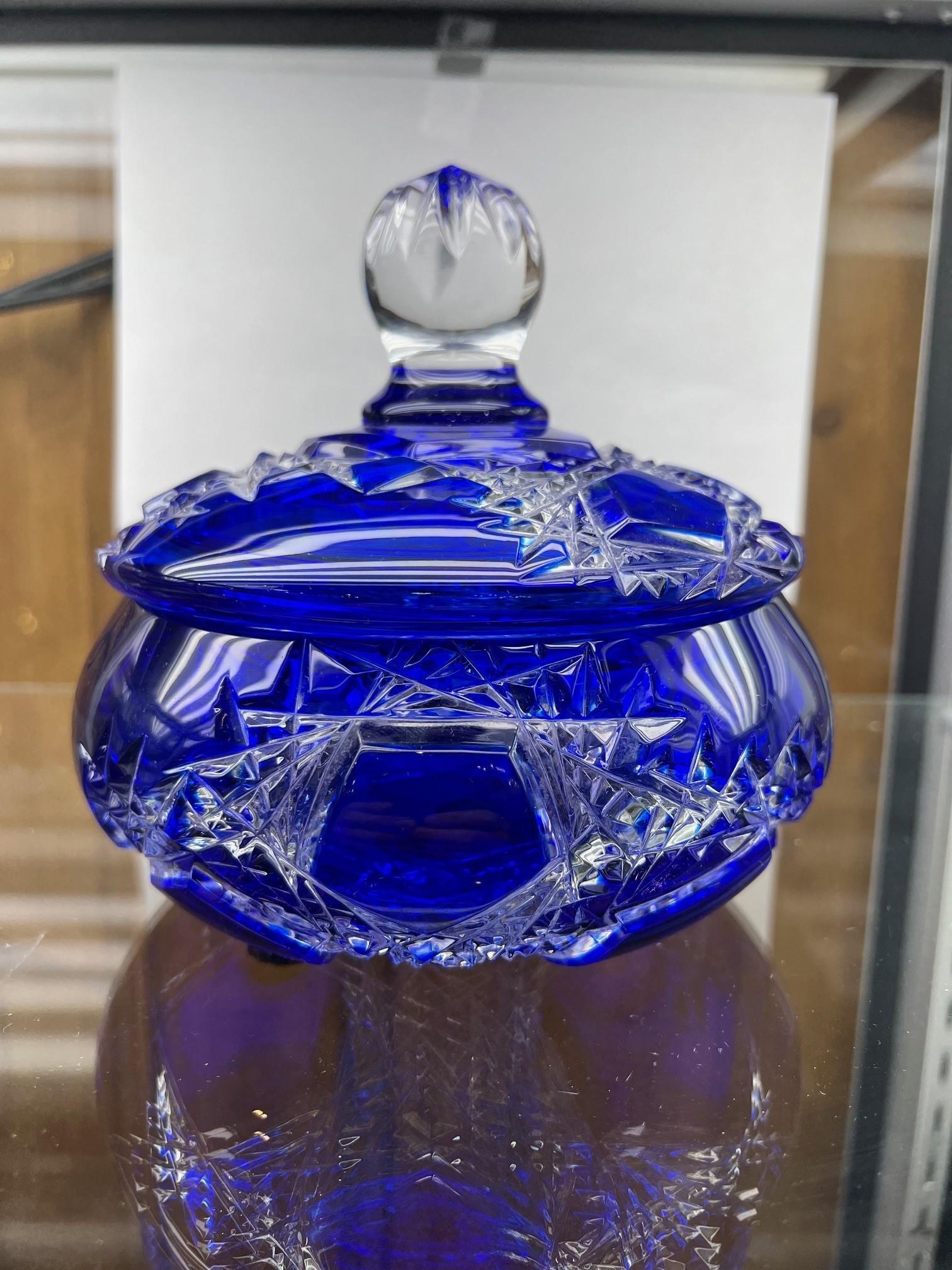 Plat à bonbons en cristal de plomb taillé à la main avec couvercle par Caesar Crystal Bohemiae Co. Bon état - En vente à Stamford, CT