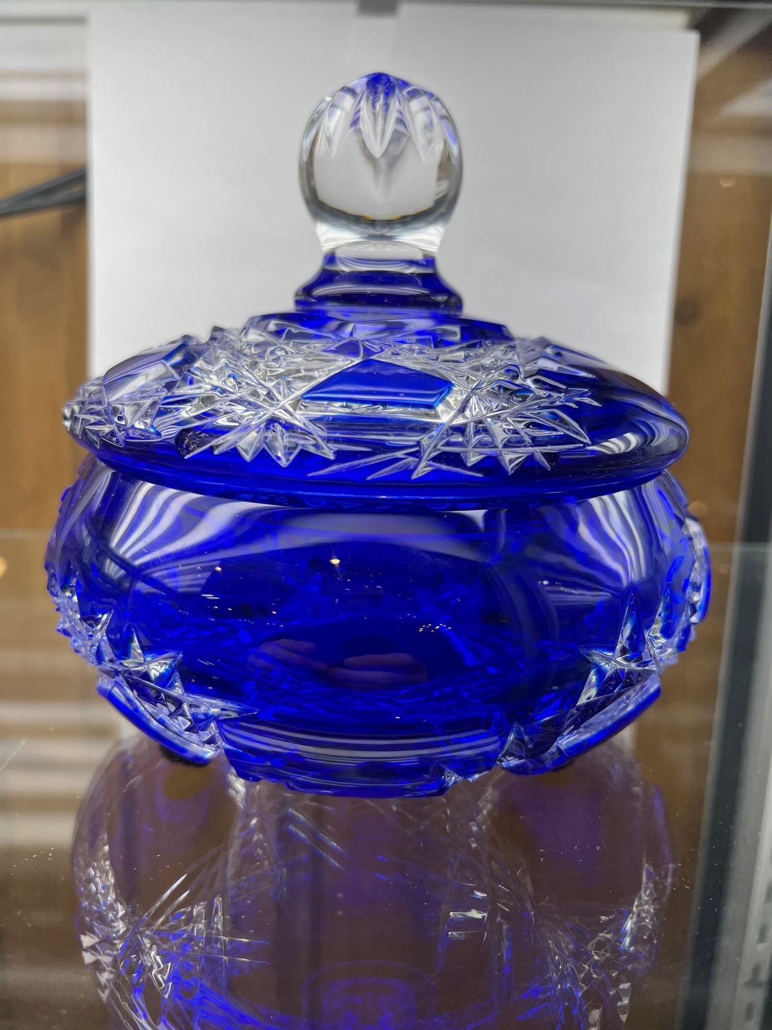 20ième siècle Plat à bonbons en cristal de plomb taillé à la main avec couvercle par Caesar Crystal Bohemiae Co. en vente