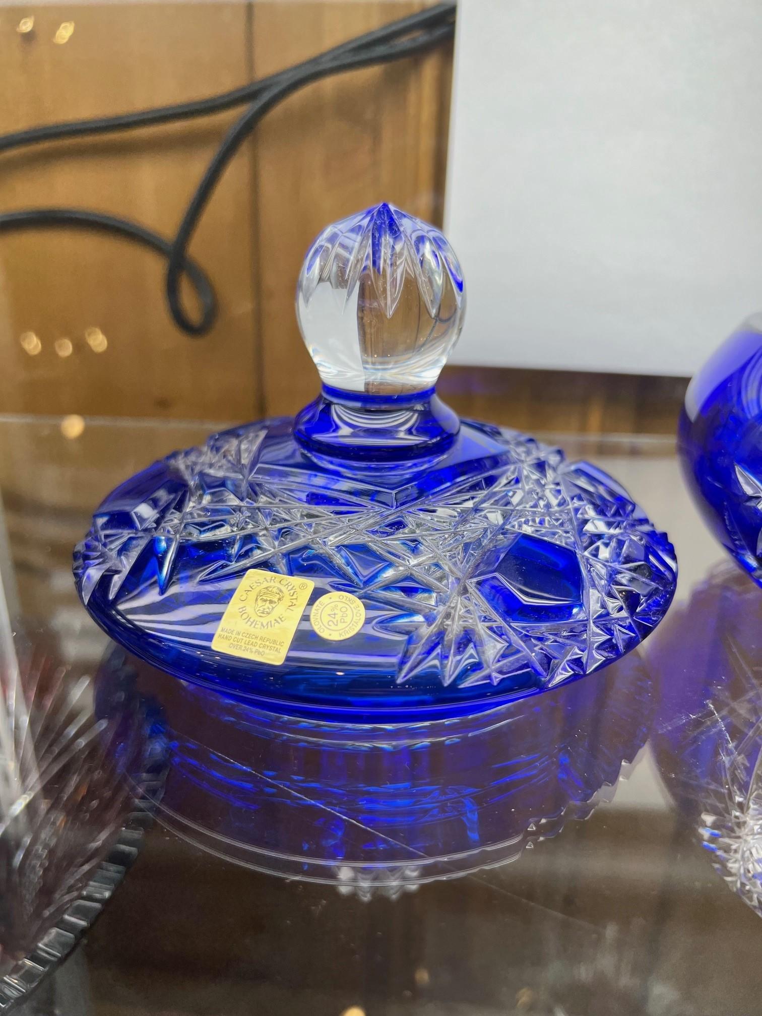 Plat à bonbons en cristal de plomb taillé à la main avec couvercle par Caesar Crystal Bohemiae Co. en vente 2