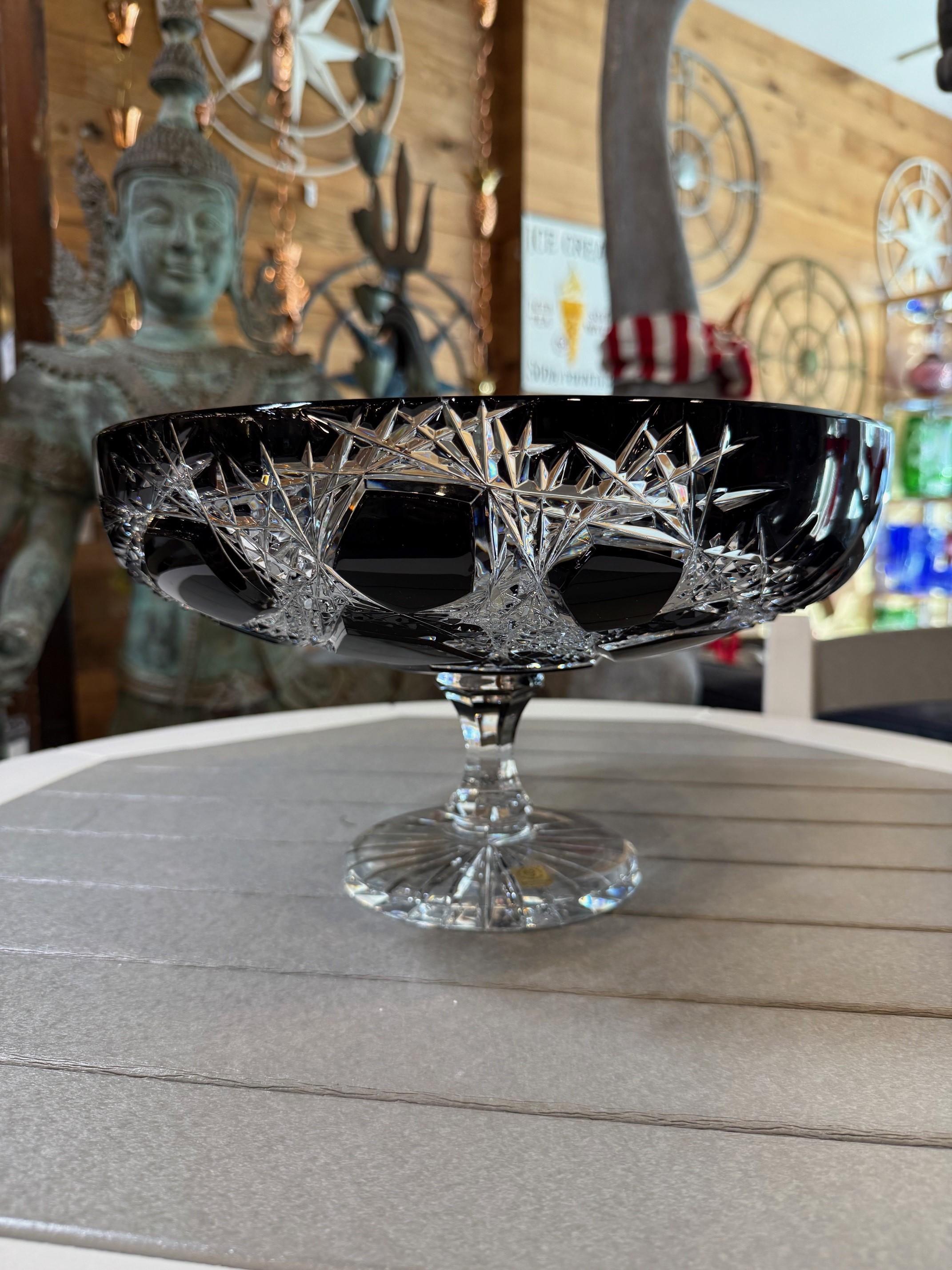 Superbe coupe centrale en cristal de plomb taillé à la main, créée comme une œuvre d'art par les mains des meilleurs verriers tchèques. La Caesar Crystal Company, en République tchèque, vend des pièces de cristal de plomb taillées à la main depuis