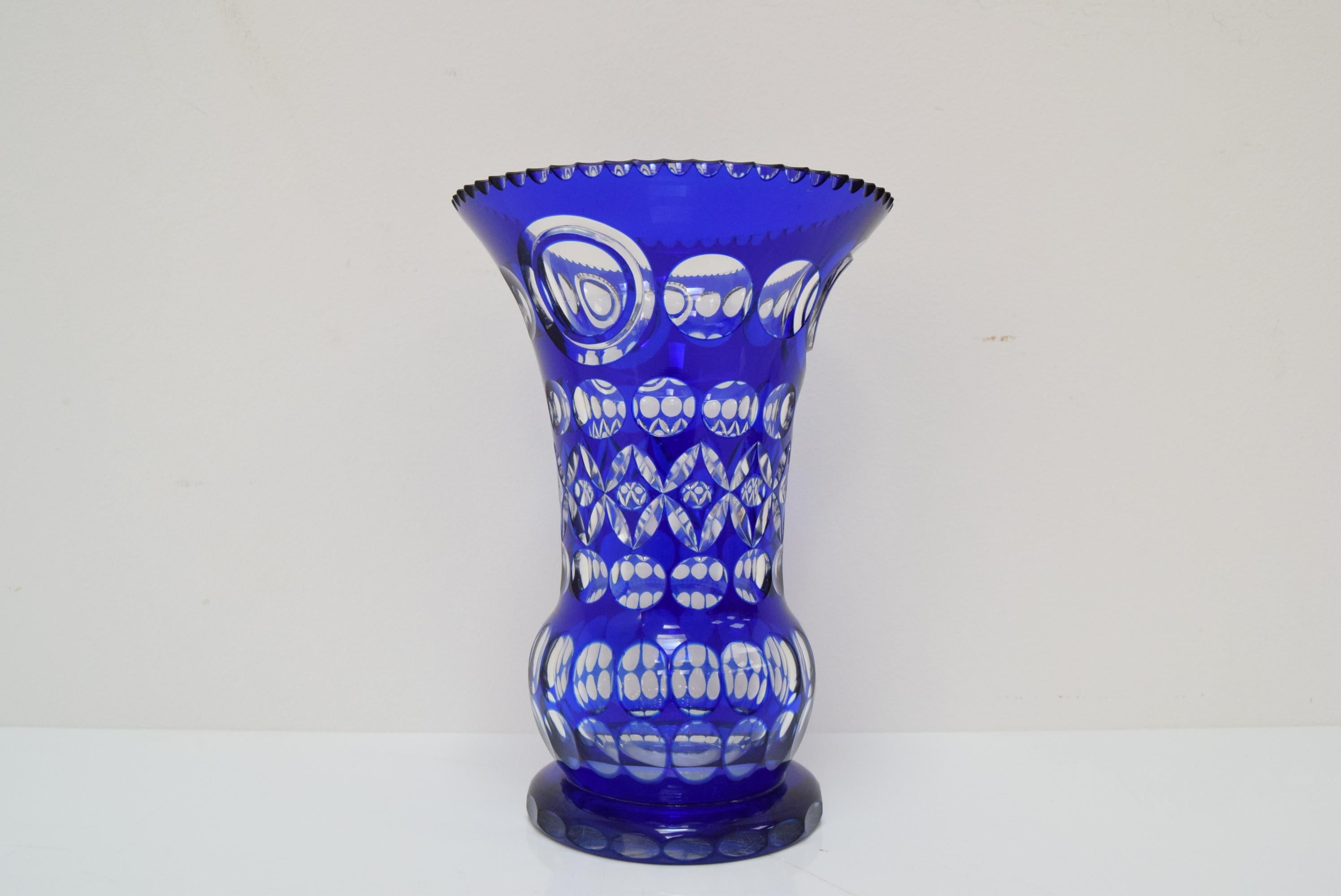 
Fabriqué en Tchécoslovaquie.
Fabriqué en verre de cristal, verre d'art
L'intérieur du vase est rayé par l'usage.
Le vase a un petit éclat (voir photo)
Etat original.