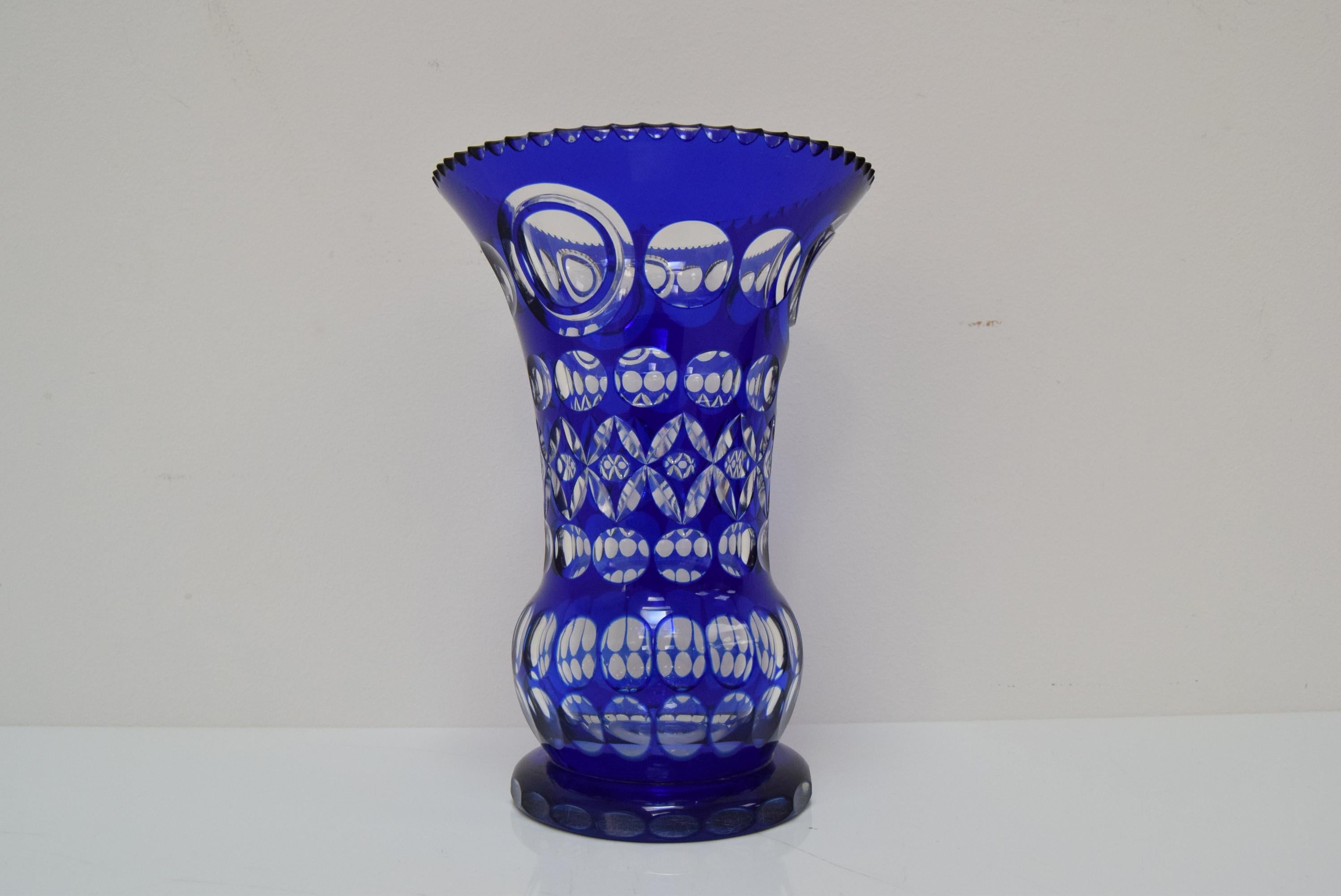Mid-Century Modern Vase en cristal de plomb bleu cobalt taillé à la main par Caesar Crystal Bohemiae Co, années 1980  en vente