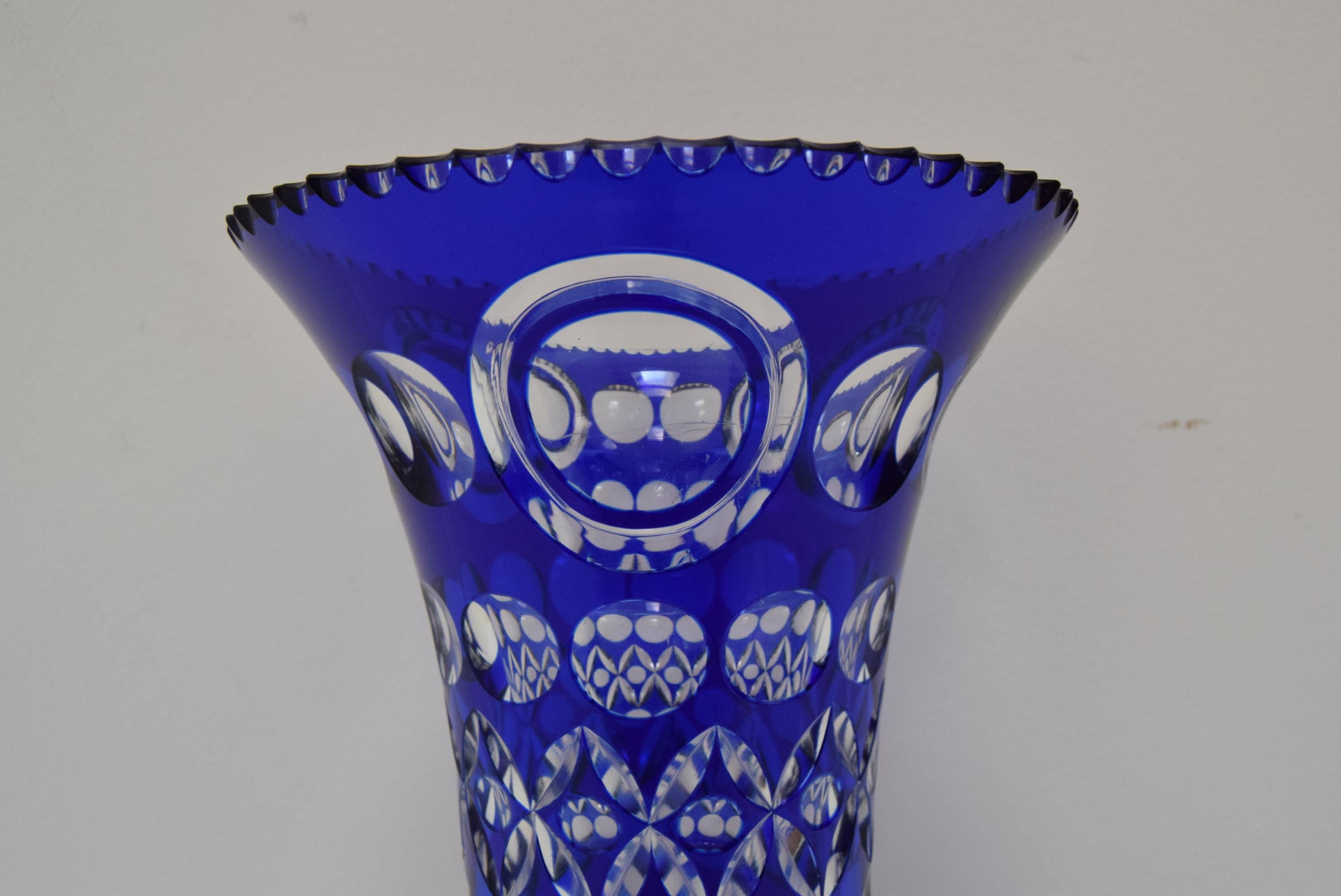 Hand Cut Lead Crystal Cobalt Blue Vase by Caesar Crystal Bohemiae Co, 1980s In Good Condition For Sale In Praha, CZ