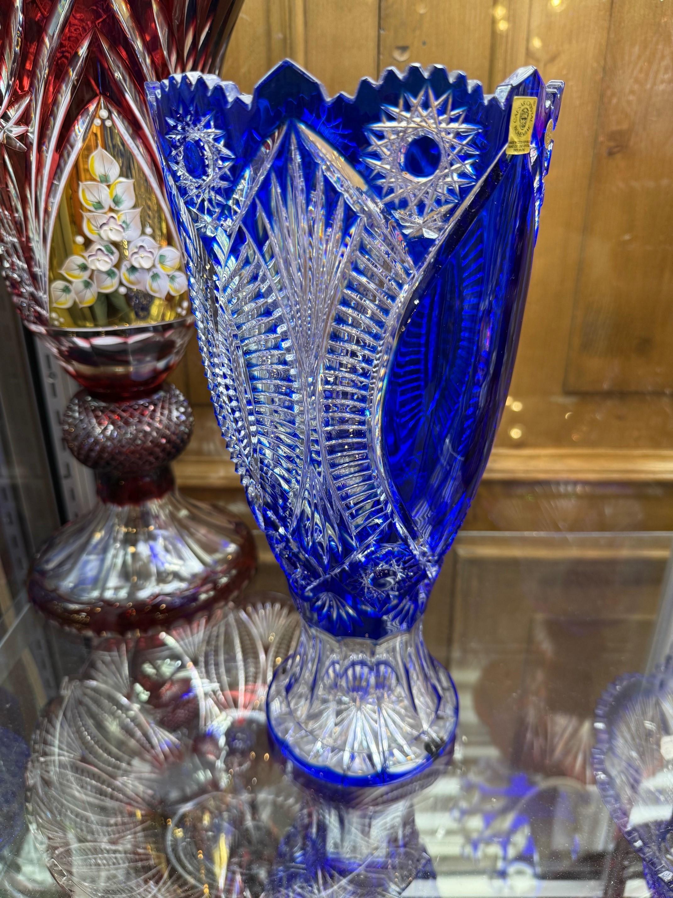 Vase bleu cobalt taillé à la main par Caesar Crystal Bohemiae Co. Tchèque. Excellent état - En vente à Stamford, CT