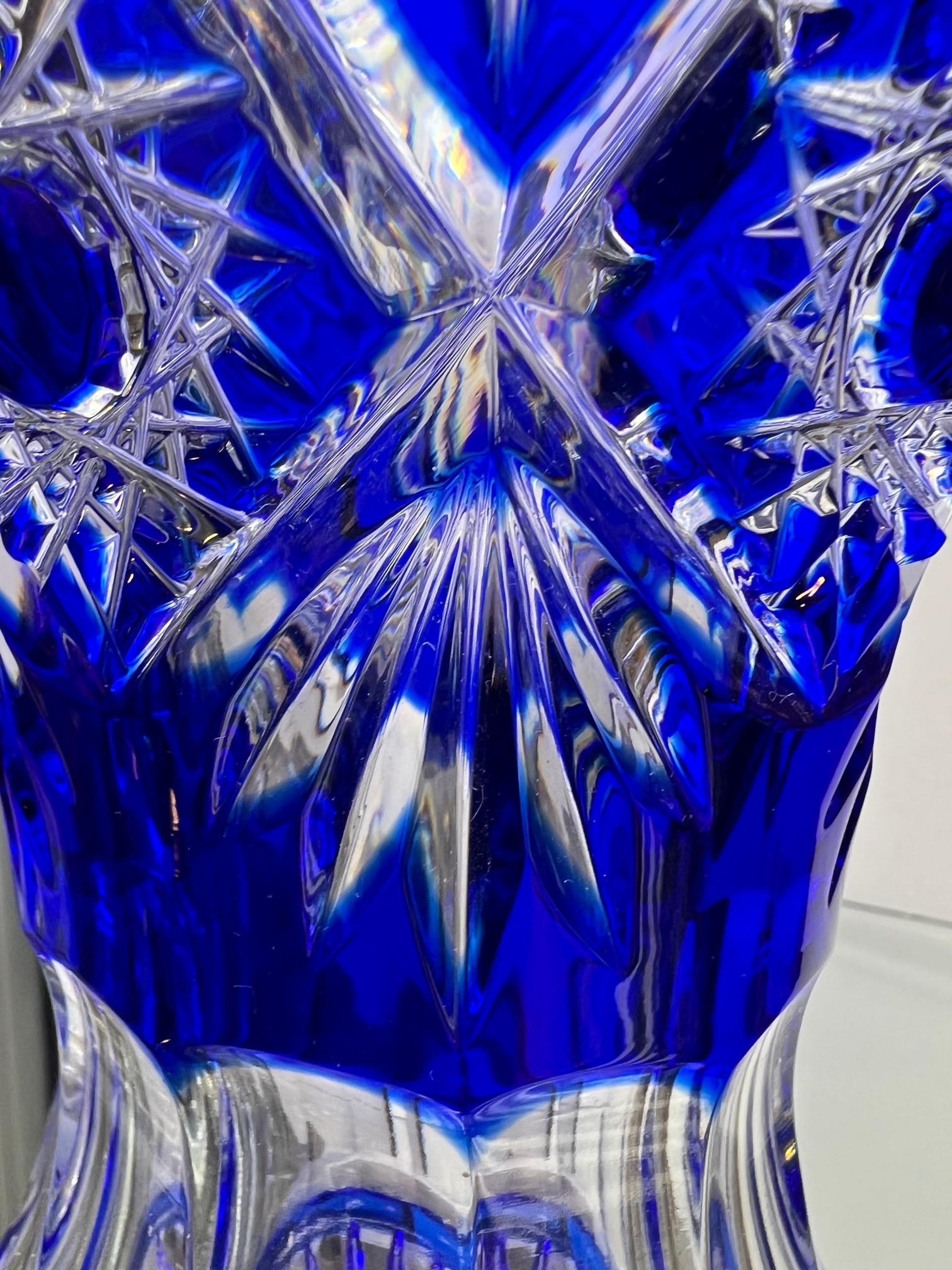 20ième siècle  Vase en cristal de plomb bleu cobalt taillé à la main par Caesar Crystal Bohemiae Co. Tchèque.   en vente