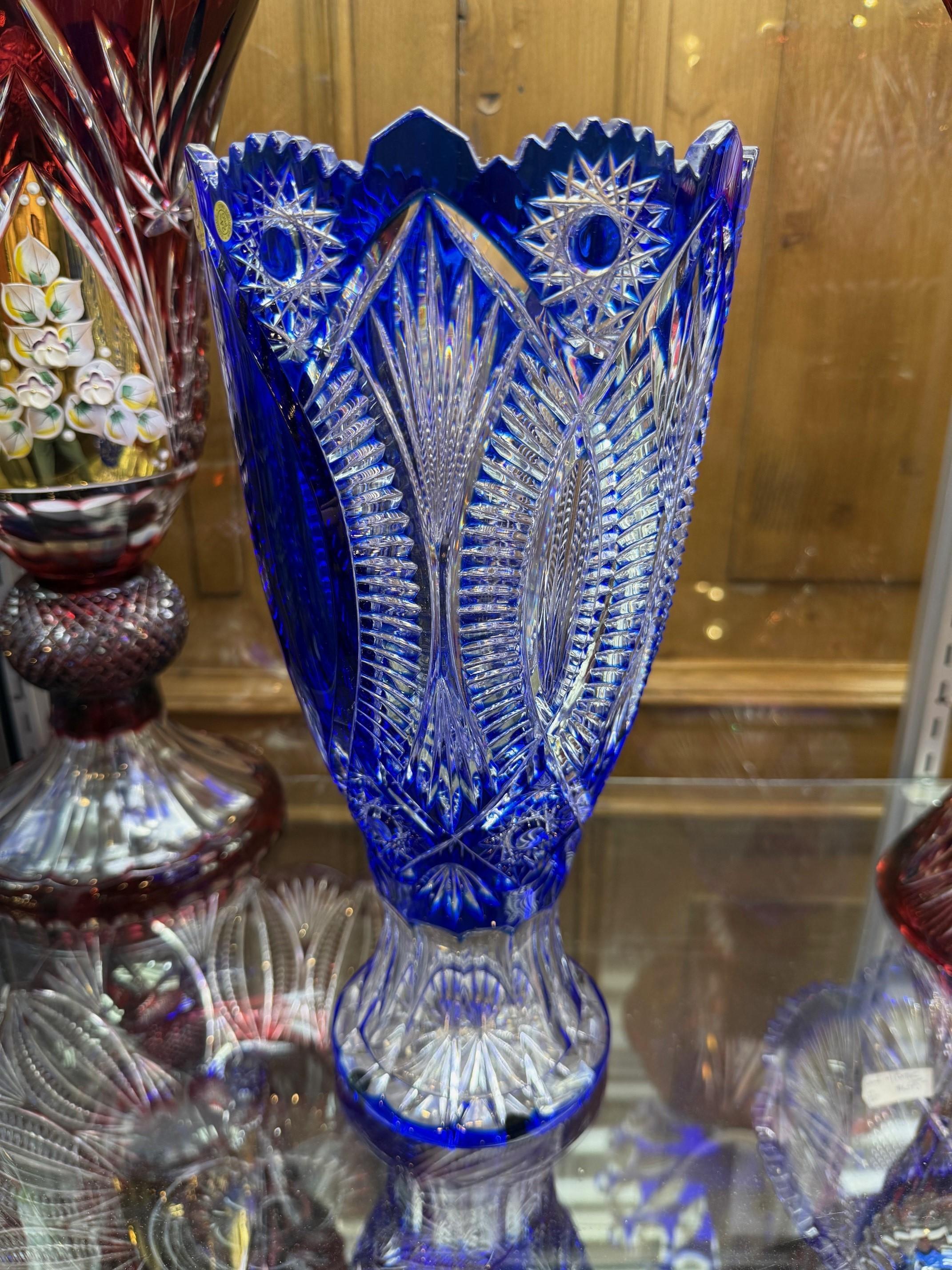 20ième siècle Vase bleu cobalt taillé à la main par Caesar Crystal Bohemiae Co. Tchèque. en vente