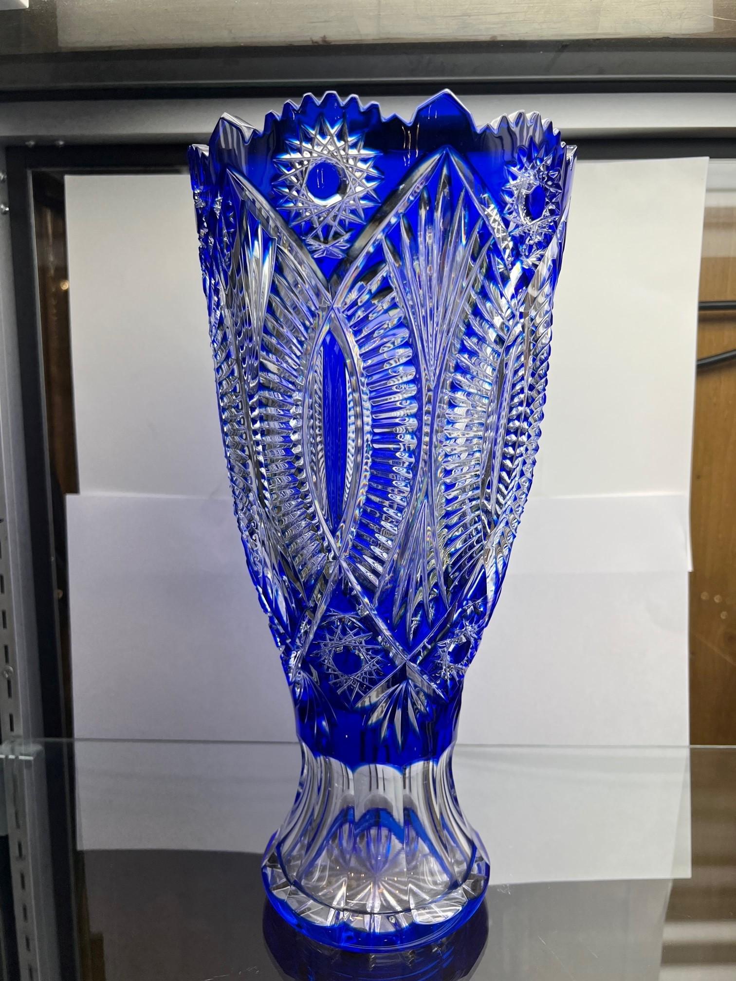 Cristal  Vase en cristal de plomb bleu cobalt taillé à la main par Caesar Crystal Bohemiae Co. Tchèque.   en vente