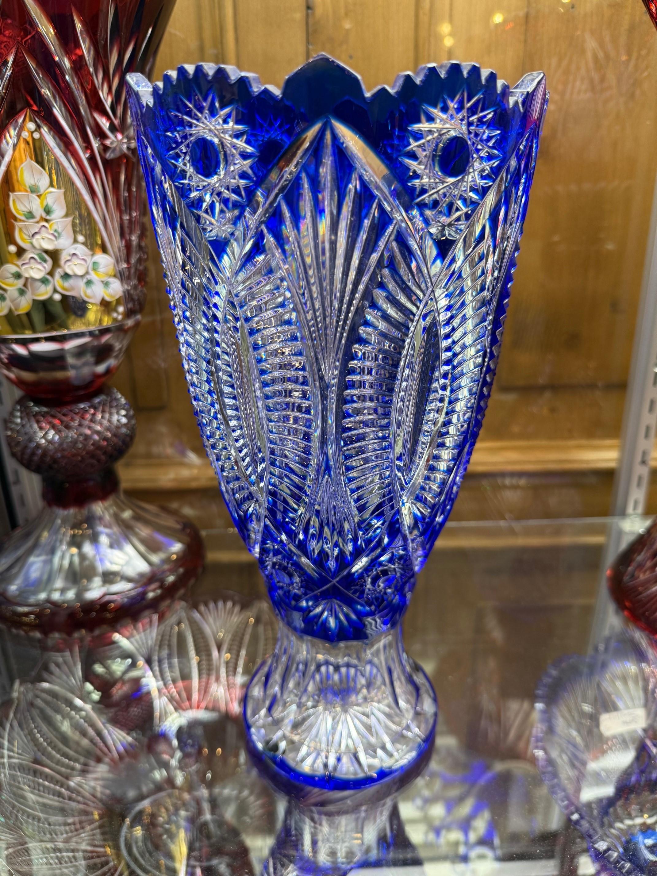 Cristal Vase bleu cobalt taillé à la main par Caesar Crystal Bohemiae Co. Tchèque. en vente