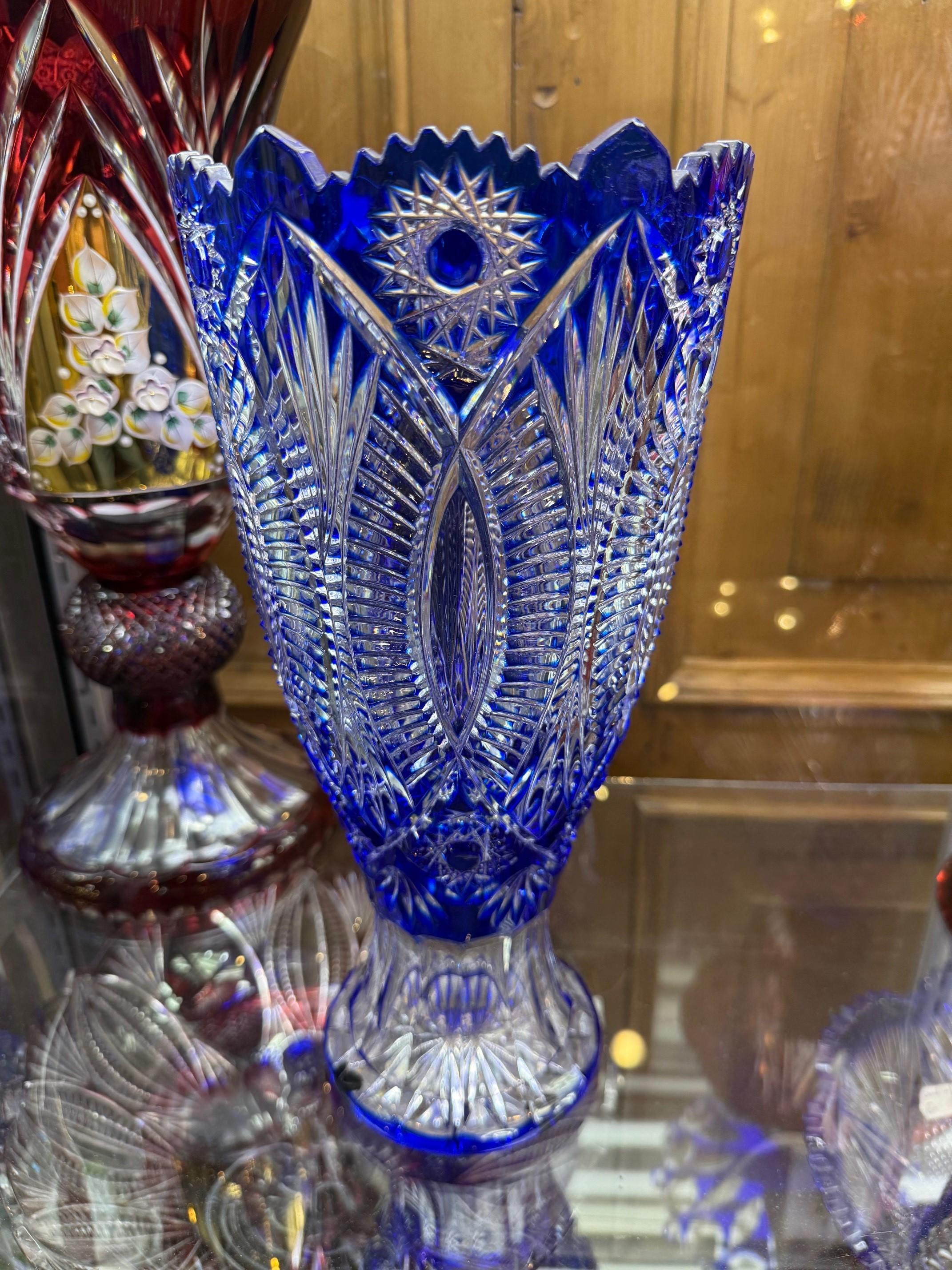Vase bleu cobalt taillé à la main par Caesar Crystal Bohemiae Co. Tchèque. en vente 1