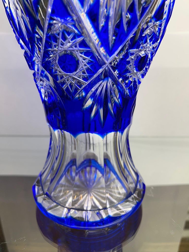 Kobaltblaue Vase aus handgeschliffenem Bleikristall von Caesar Crystal Bohemia Co. Tschechisch. bei 1stDibs Deutschland