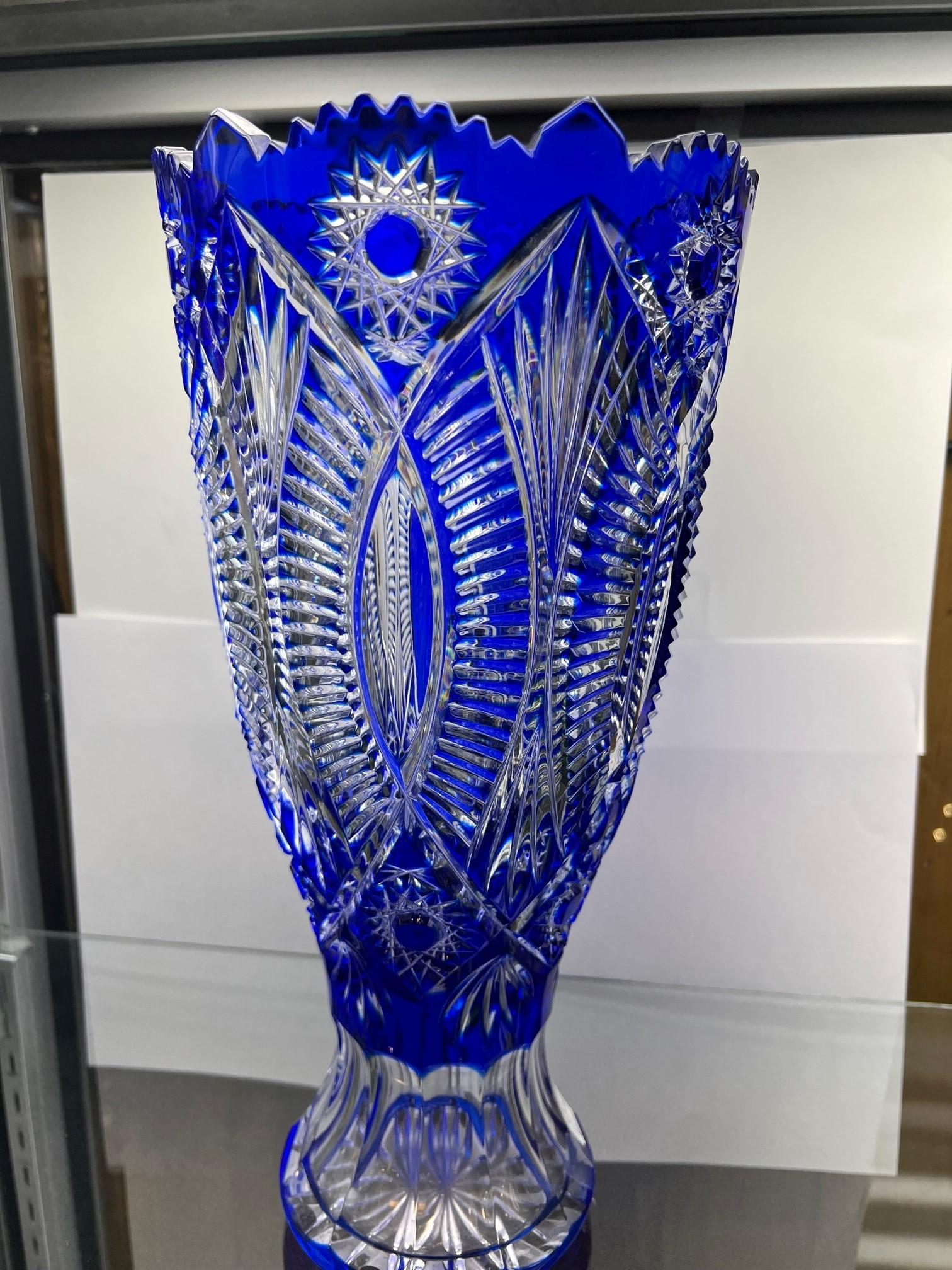  Vase en cristal de plomb bleu cobalt taillé à la main par Caesar Crystal Bohemiae Co. Tchèque.   en vente 4