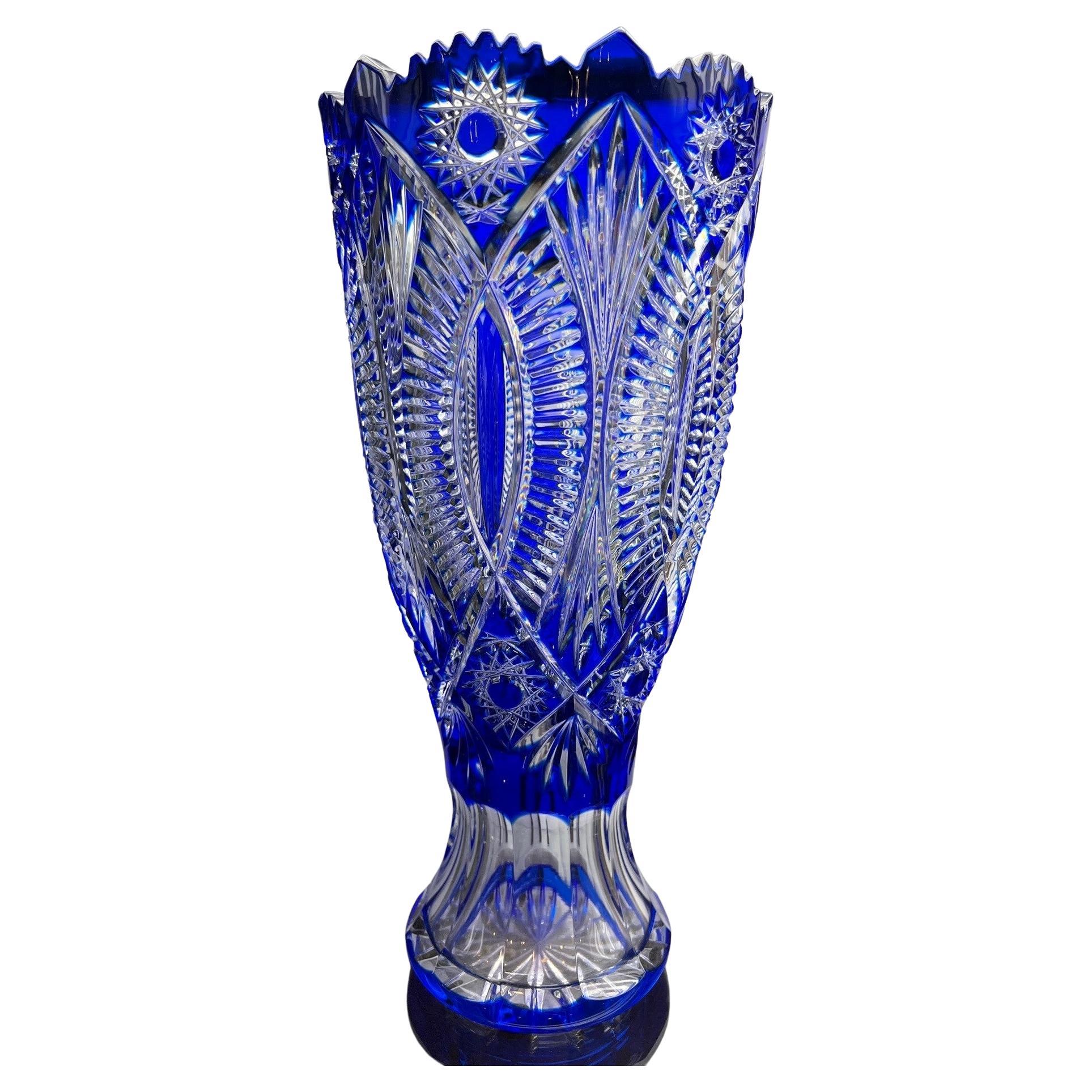  Vase en cristal de plomb bleu cobalt taillé à la main par Caesar Crystal Bohemiae Co. Tchèque.  