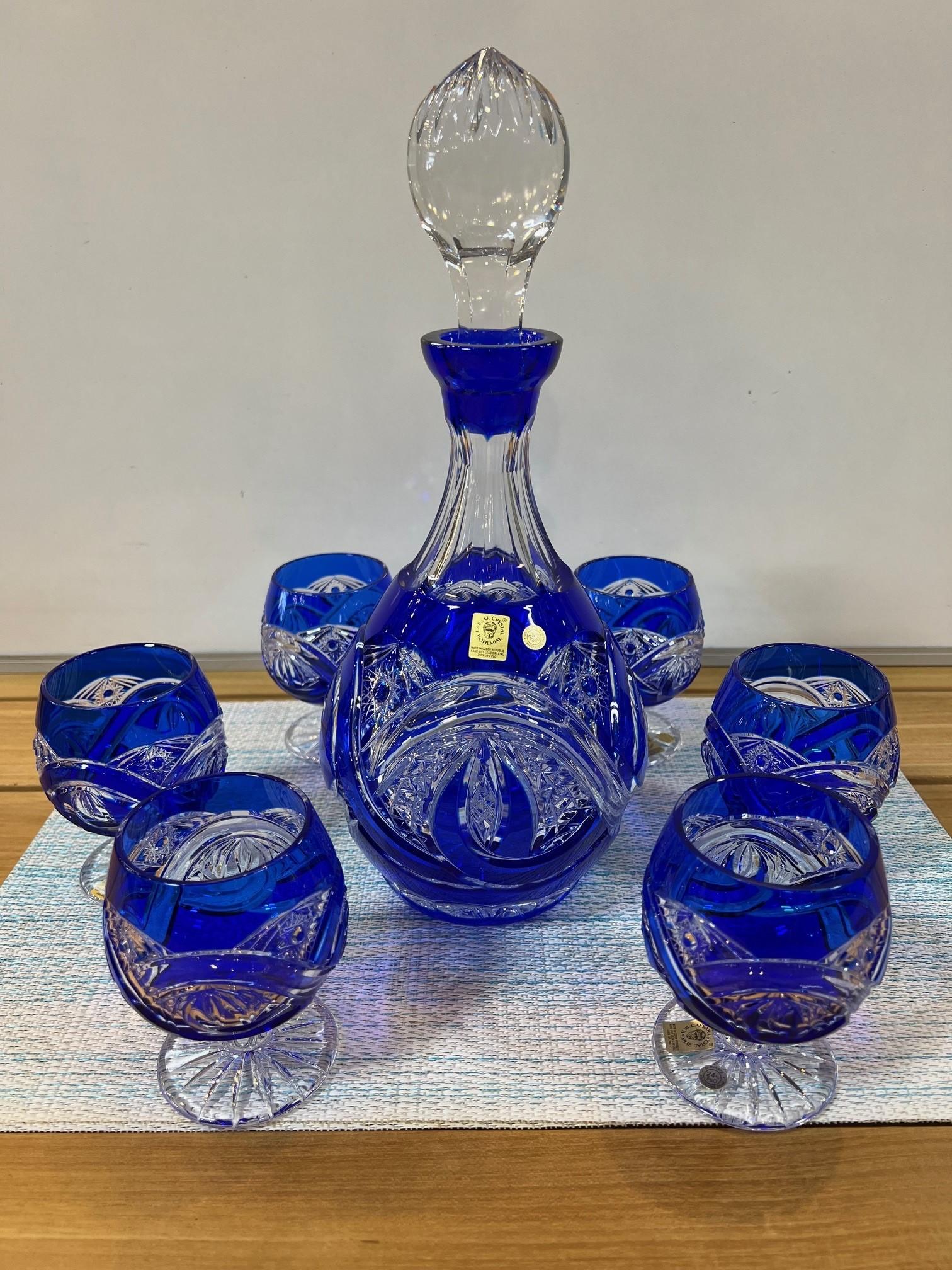 Carafe à couvercle en cristal de plomb bleu cobalt taillé à la main avec six verres à cognac en cristal taillé, créée comme une œuvre d'art par les mains des meilleurs verriers tchèques. La Caesar Crystal Company, en République tchèque, vend des