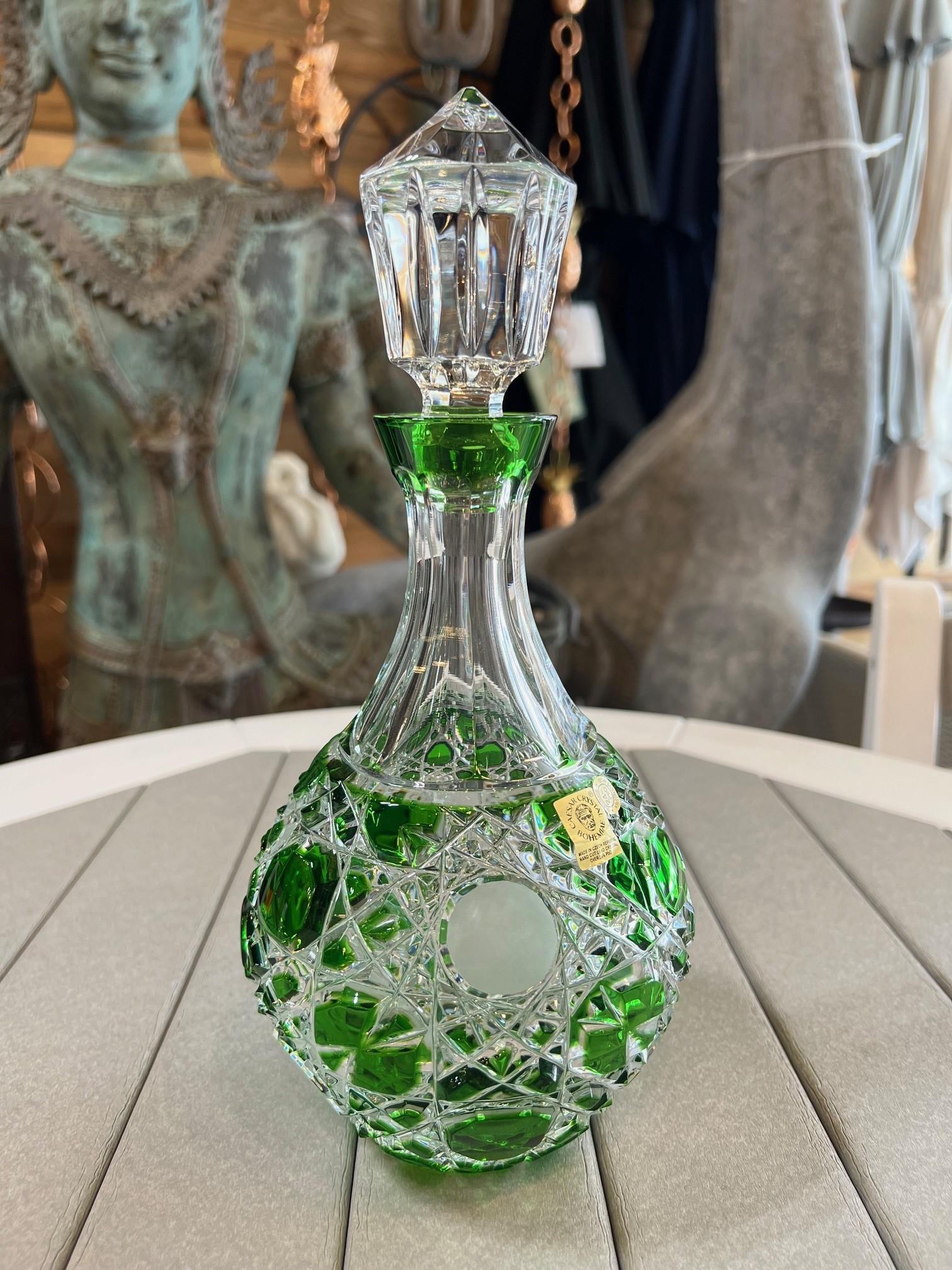 Atemberaubende smaragdgrüne Karaffe mit Deckel aus handgeschliffenem Bleikristall, die als Kunstwerk von den Händen der besten tschechischen Glasmacher geschaffen wurde. Die Caesar Crystal Company in der Tschechischen Republik vertreibt seit 1861