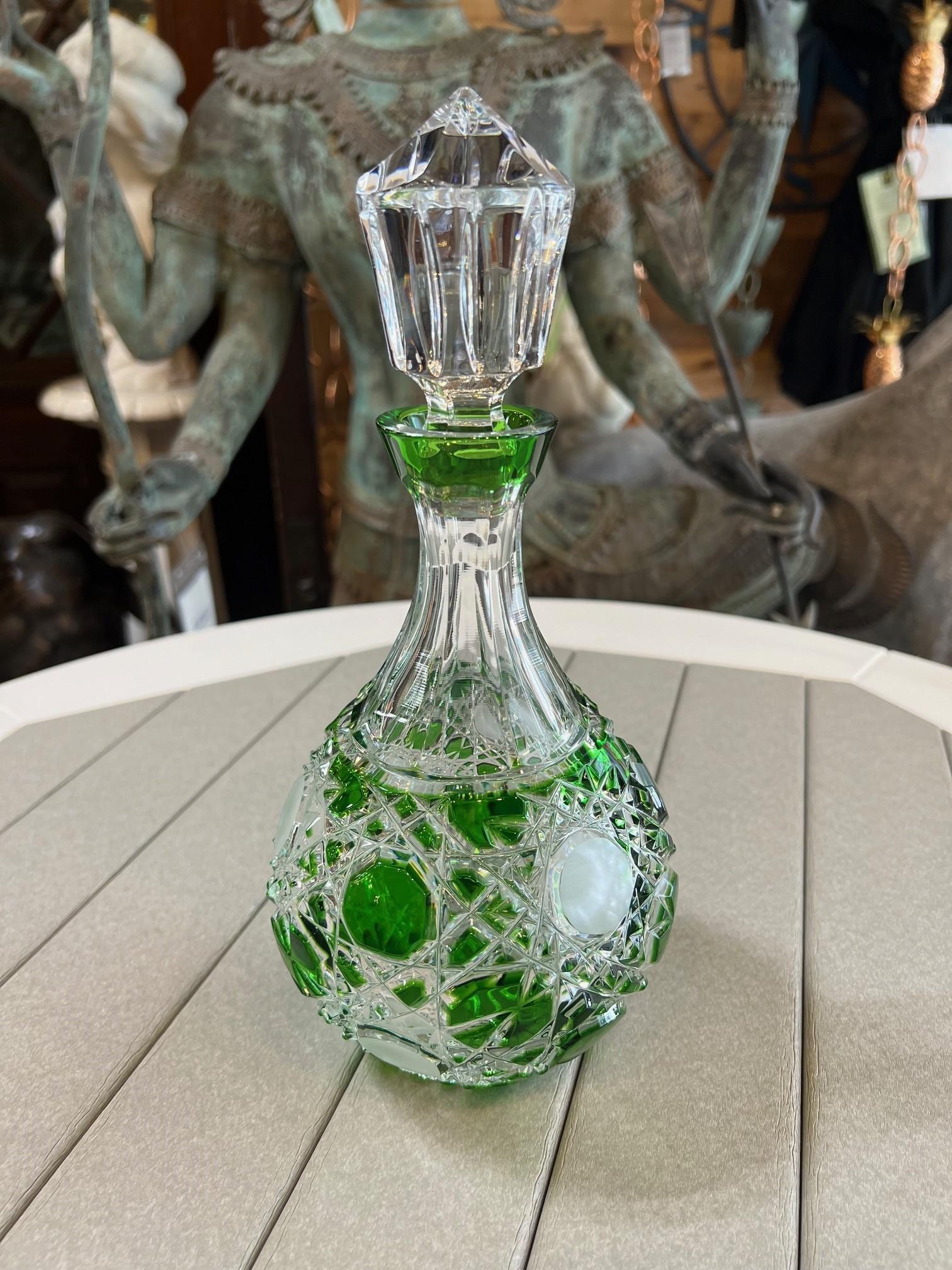 Grüner Dekanter aus handgeschliffenem Bleikristall von Caesar Crystal Bohemiae Co. Tschechisch. im Zustand „Hervorragend“ im Angebot in Stamford, CT