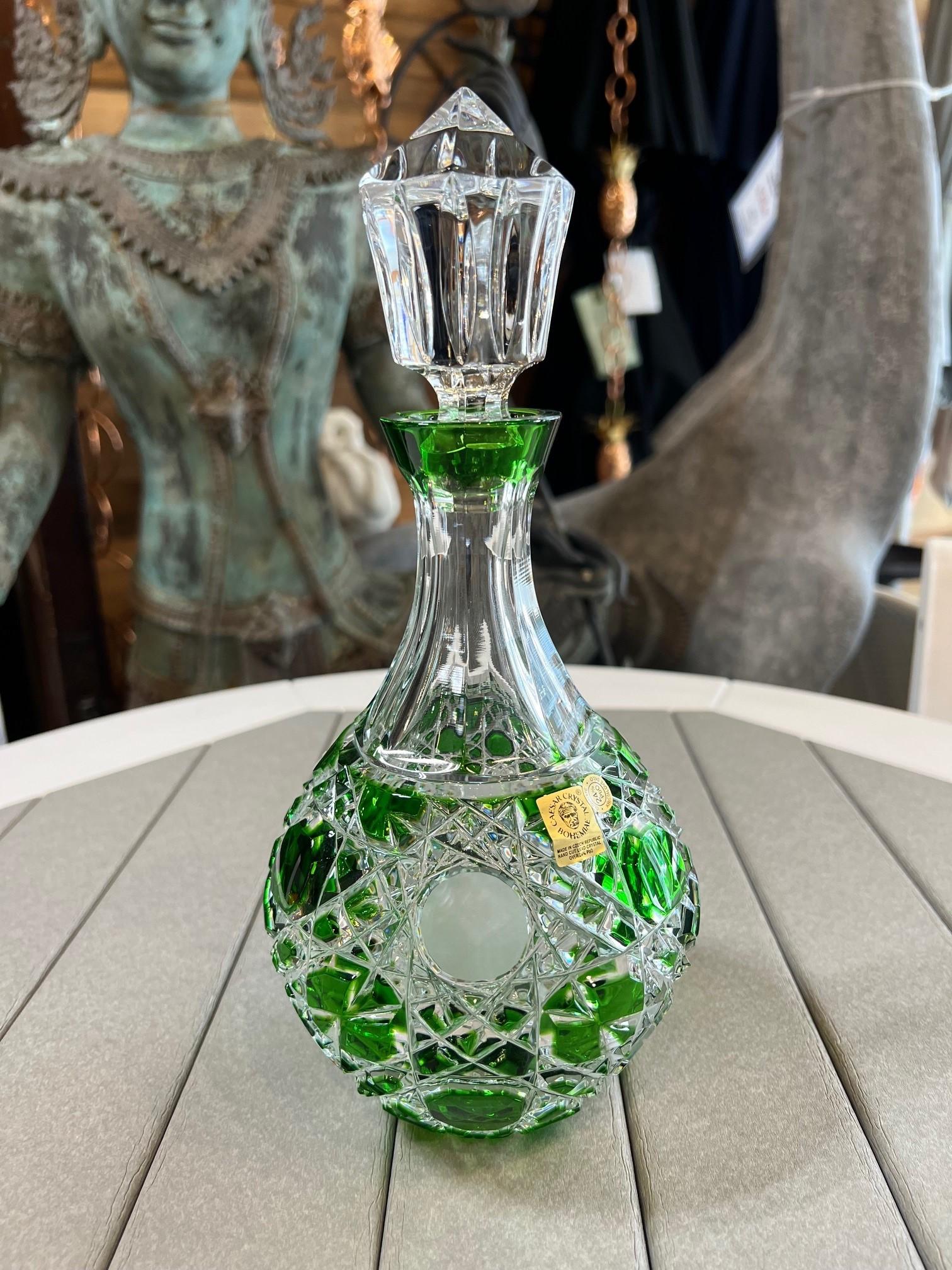 Grüner Dekanter aus handgeschliffenem Bleikristall von Caesar Crystal Bohemiae Co. Tschechisch. (20. Jahrhundert) im Angebot