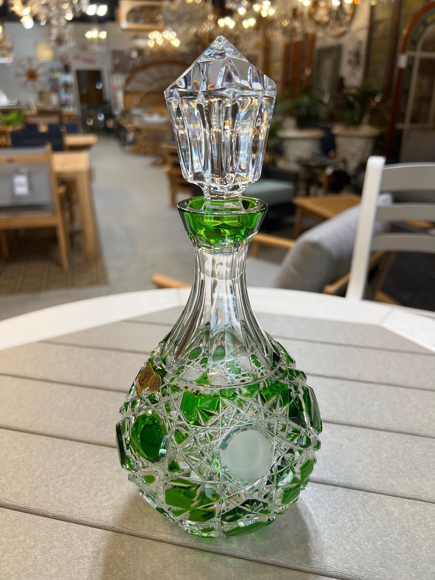 Grüner Dekanter aus handgeschliffenem Bleikristall von Caesar Crystal Bohemiae Co. Tschechisch. (Kristall) im Angebot