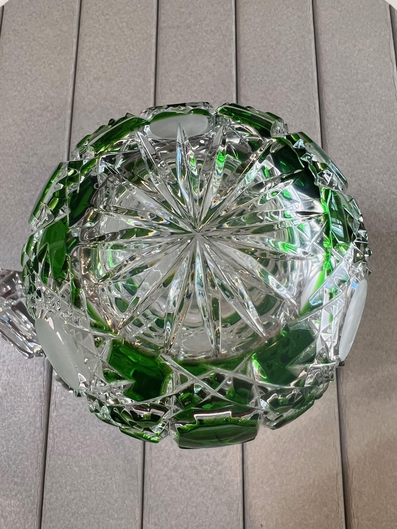 Grüner Dekanter aus handgeschliffenem Bleikristall von Caesar Crystal Bohemiae Co. Tschechisch. im Angebot 3