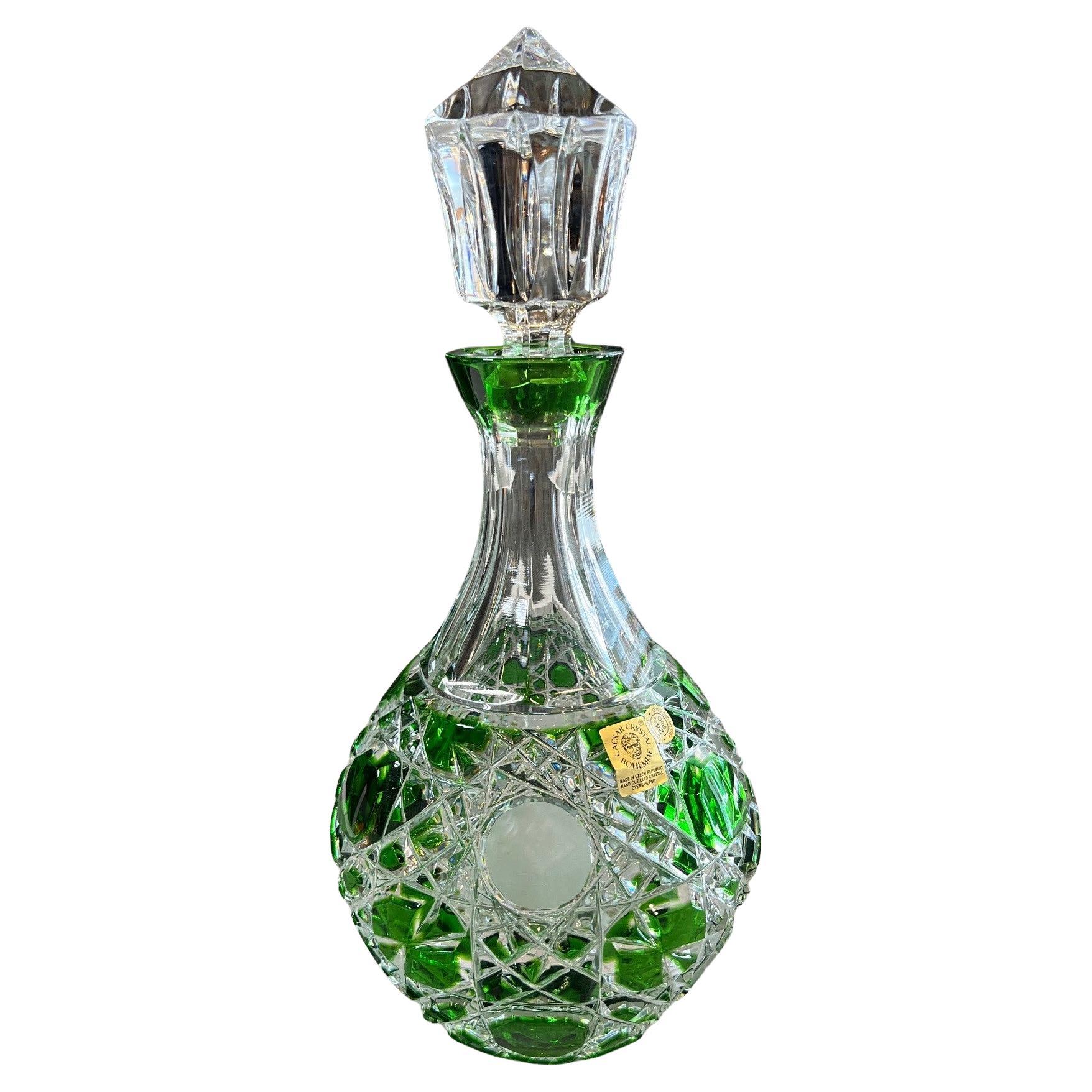 Decantador verde de cristal de plomo tallado a mano de Caesar Crystal Bohemiae Co. Checa.