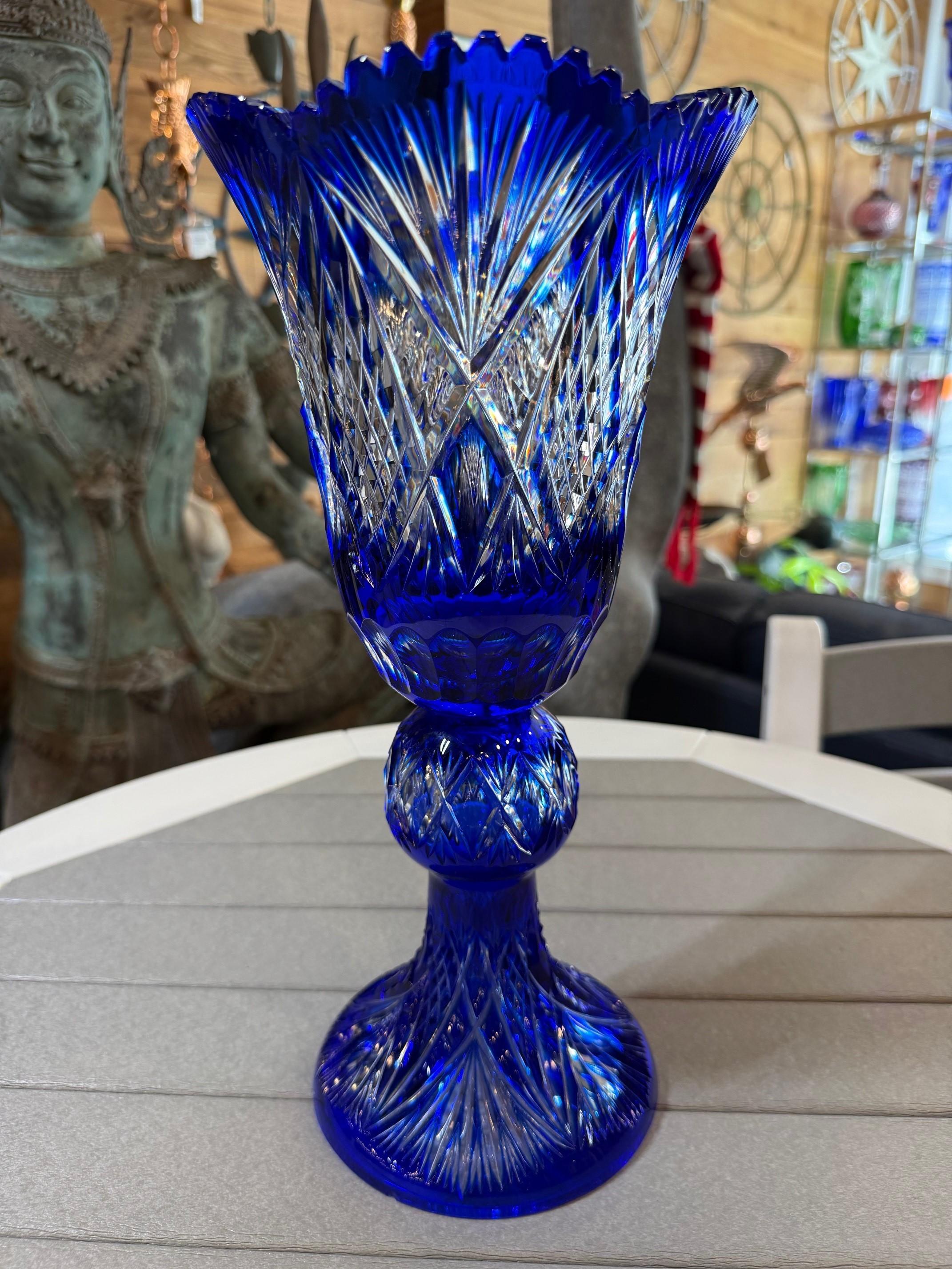 Superbe vase compotier en cristal de plomb bleu cobalt taillé à la main, créé comme une œuvre d'art par les mains des meilleurs verriers tchèques. La Caesar Crystal Company, en République tchèque, vend des pièces de cristal de plomb taillées à la