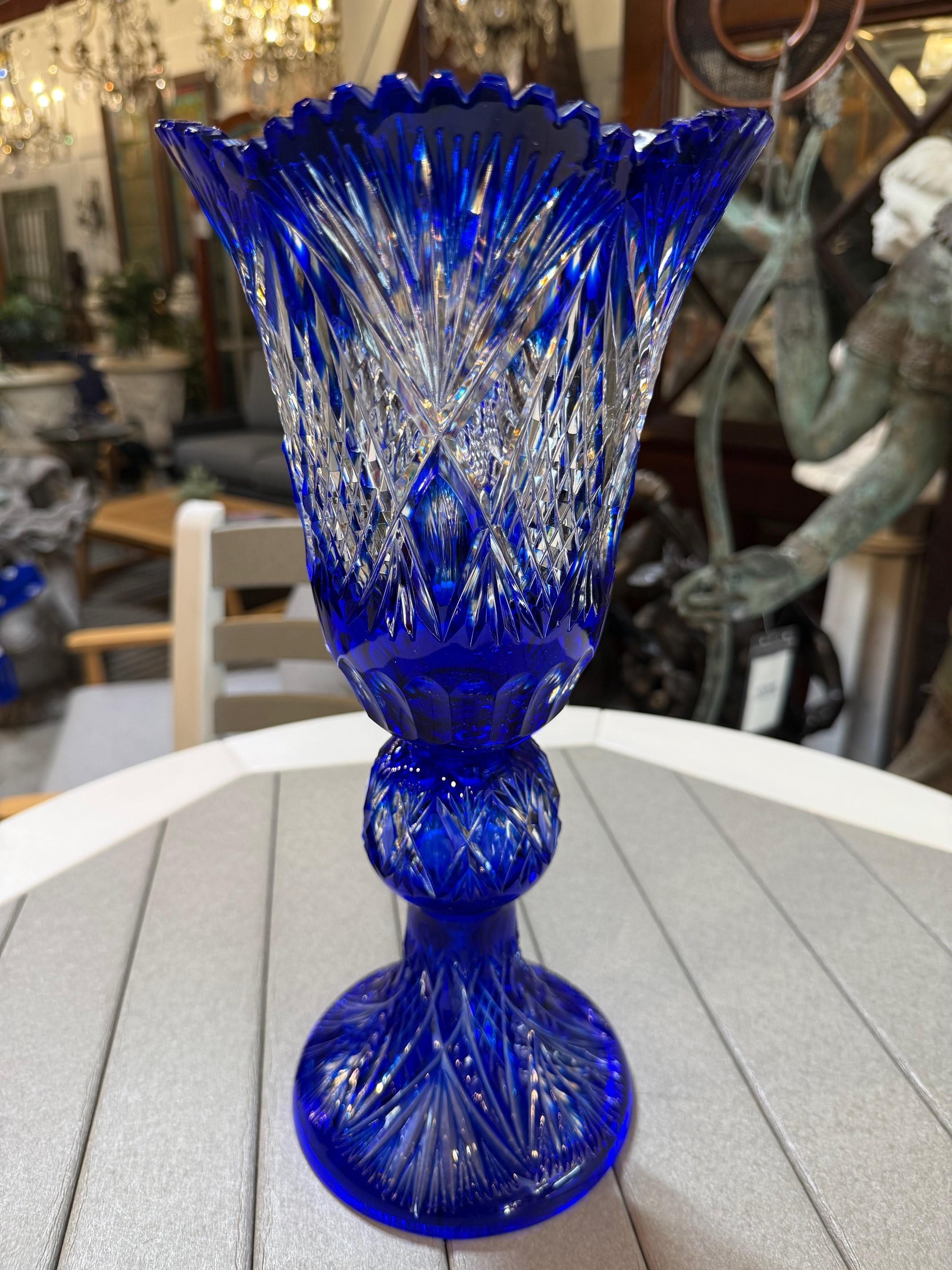 Tchèque Vase à piédestal en cristal de plomb taillé à la main, compote de Caesar Crystal Bohemiae Co. en vente