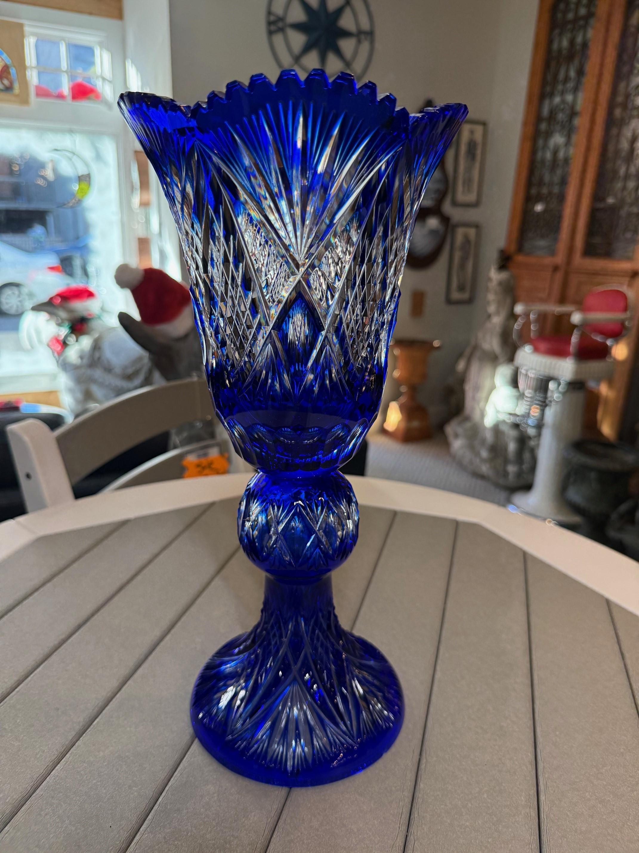 Vase à piédestal en cristal de plomb taillé à la main, compote de Caesar Crystal Bohemiae Co. Bon état - En vente à Stamford, CT