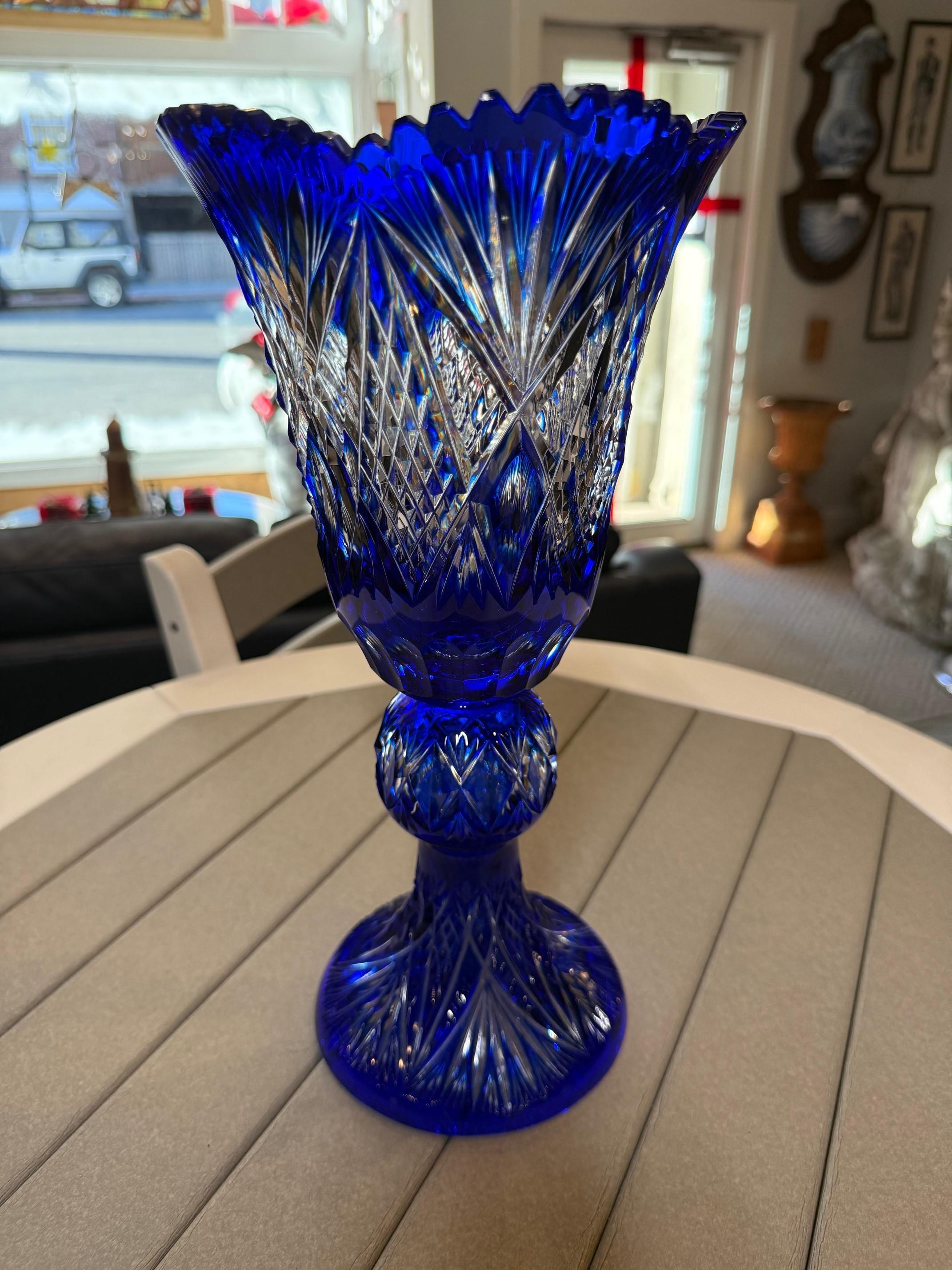 20ième siècle Vase à piédestal en cristal de plomb taillé à la main, compote de Caesar Crystal Bohemiae Co. en vente