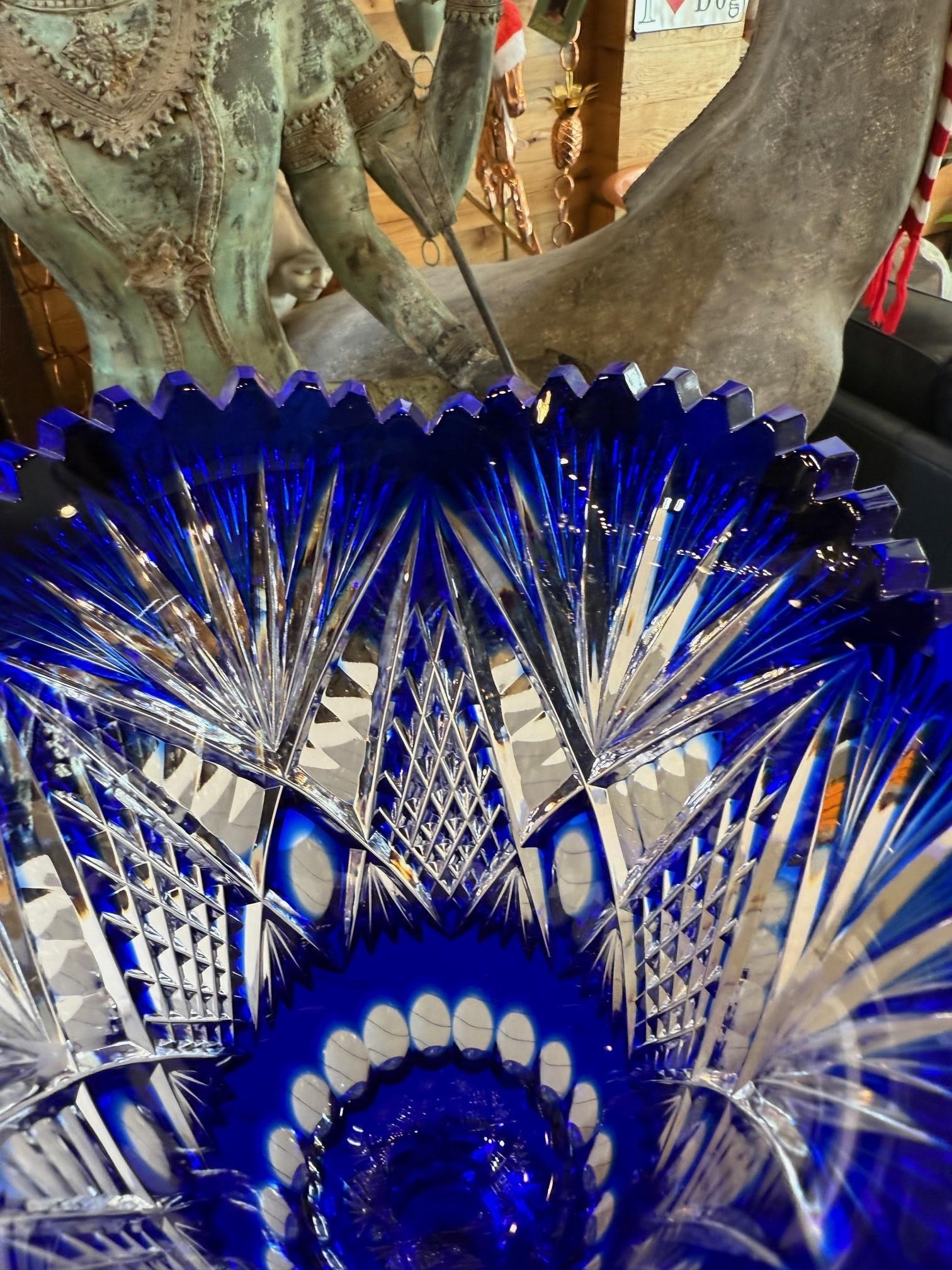 Vase à piédestal en cristal de plomb taillé à la main, compote de Caesar Crystal Bohemiae Co. en vente 3