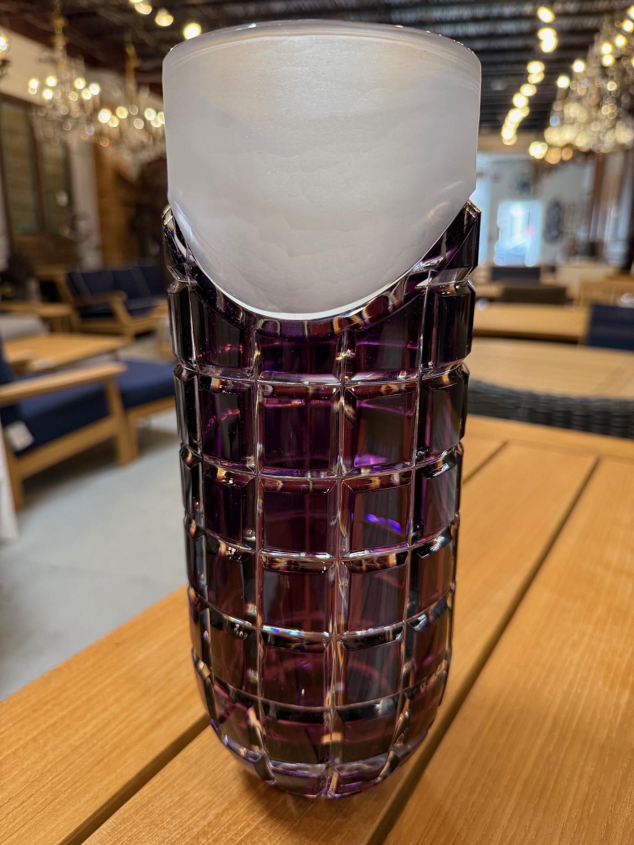 Atemberaubende handgeschliffene Vase aus Amethyst und violettem Bleikristall, die von den besten tschechischen Glasmachern als Kunstwerk geschaffen wurde. Die Caesar Crystal Company in der Tschechischen Republik vertreibt seit 1861 handgeschliffene