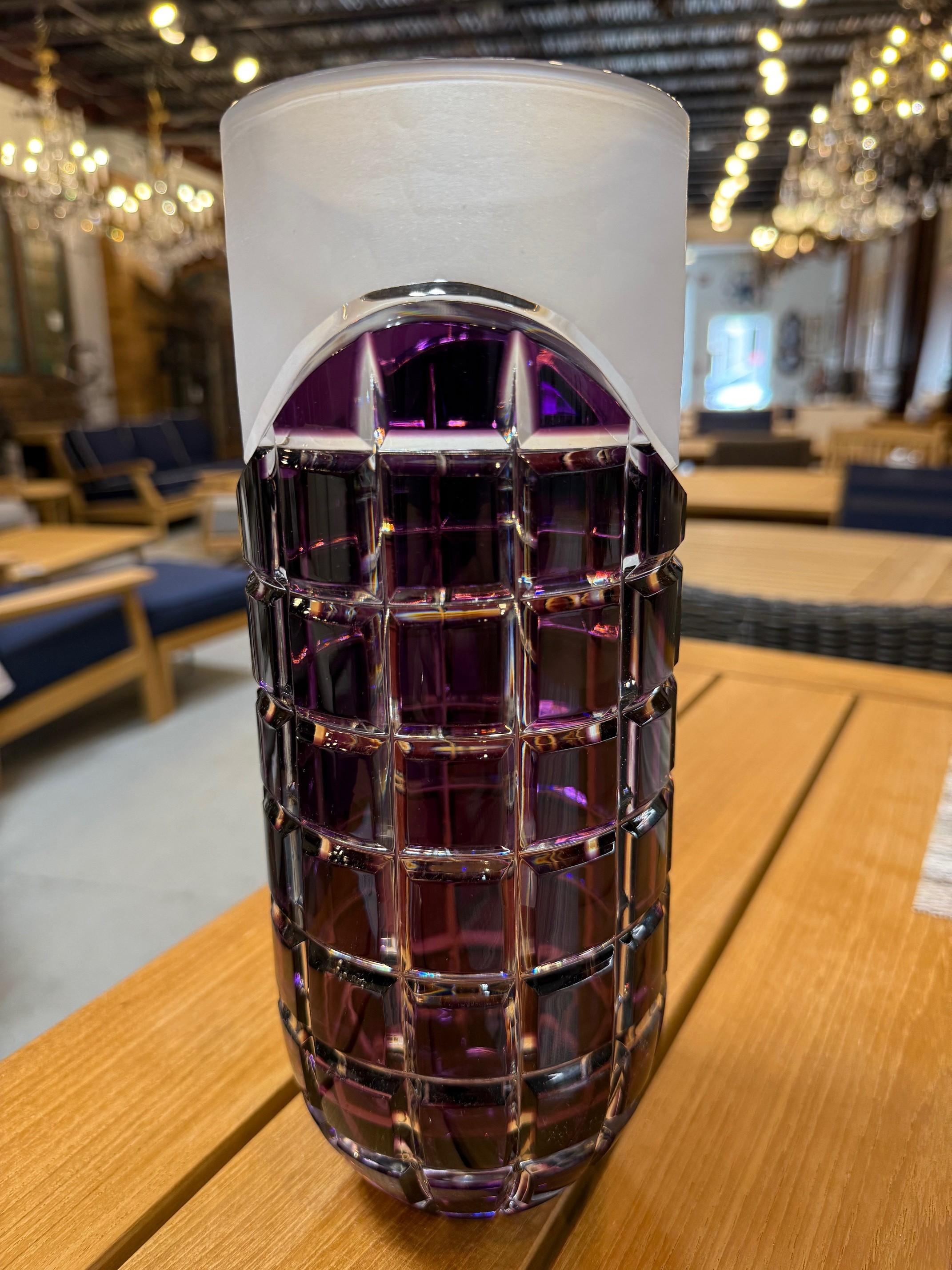 Lila Vase aus handgeschliffenem Bleikristall von Caesar Crystal Bohemiae Co. Tschechische Republik im Zustand „Gut“ im Angebot in Stamford, CT