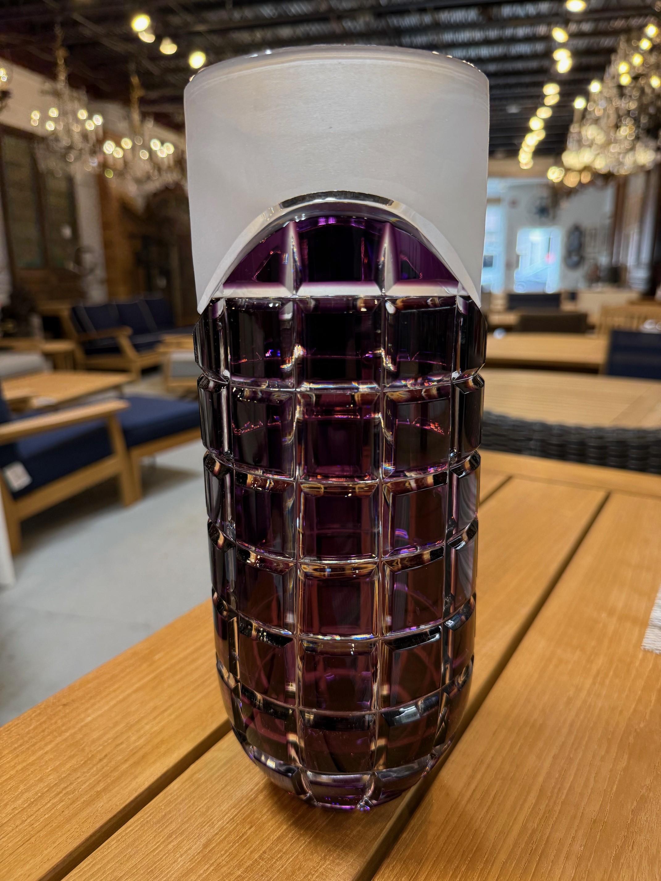 Lila Vase aus handgeschliffenem Bleikristall von Caesar Crystal Bohemiae Co. Tschechische Republik (20. Jahrhundert) im Angebot