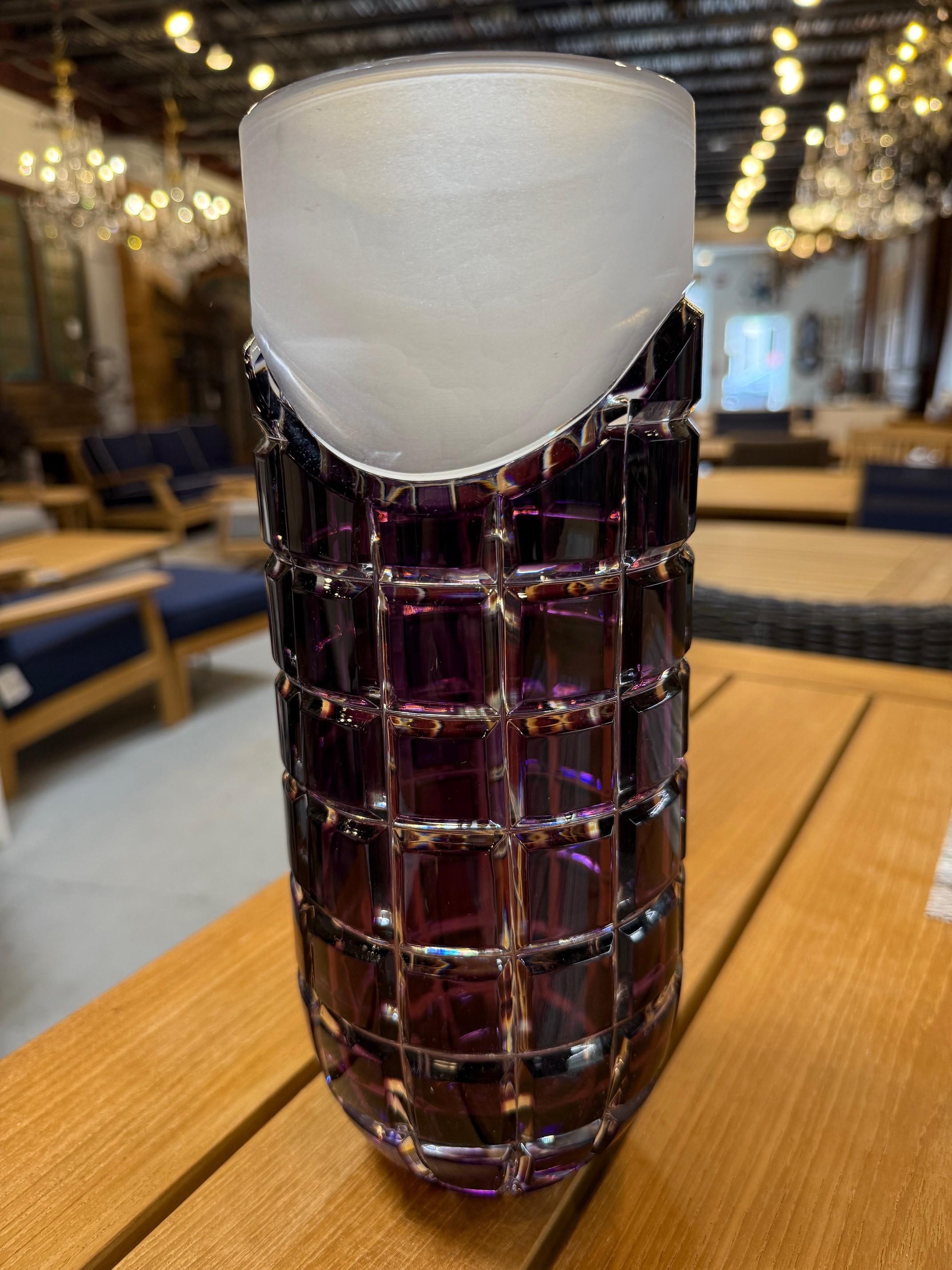 Lila Vase aus handgeschliffenem Bleikristall von Caesar Crystal Bohemiae Co. Tschechische Republik (Kristall) im Angebot