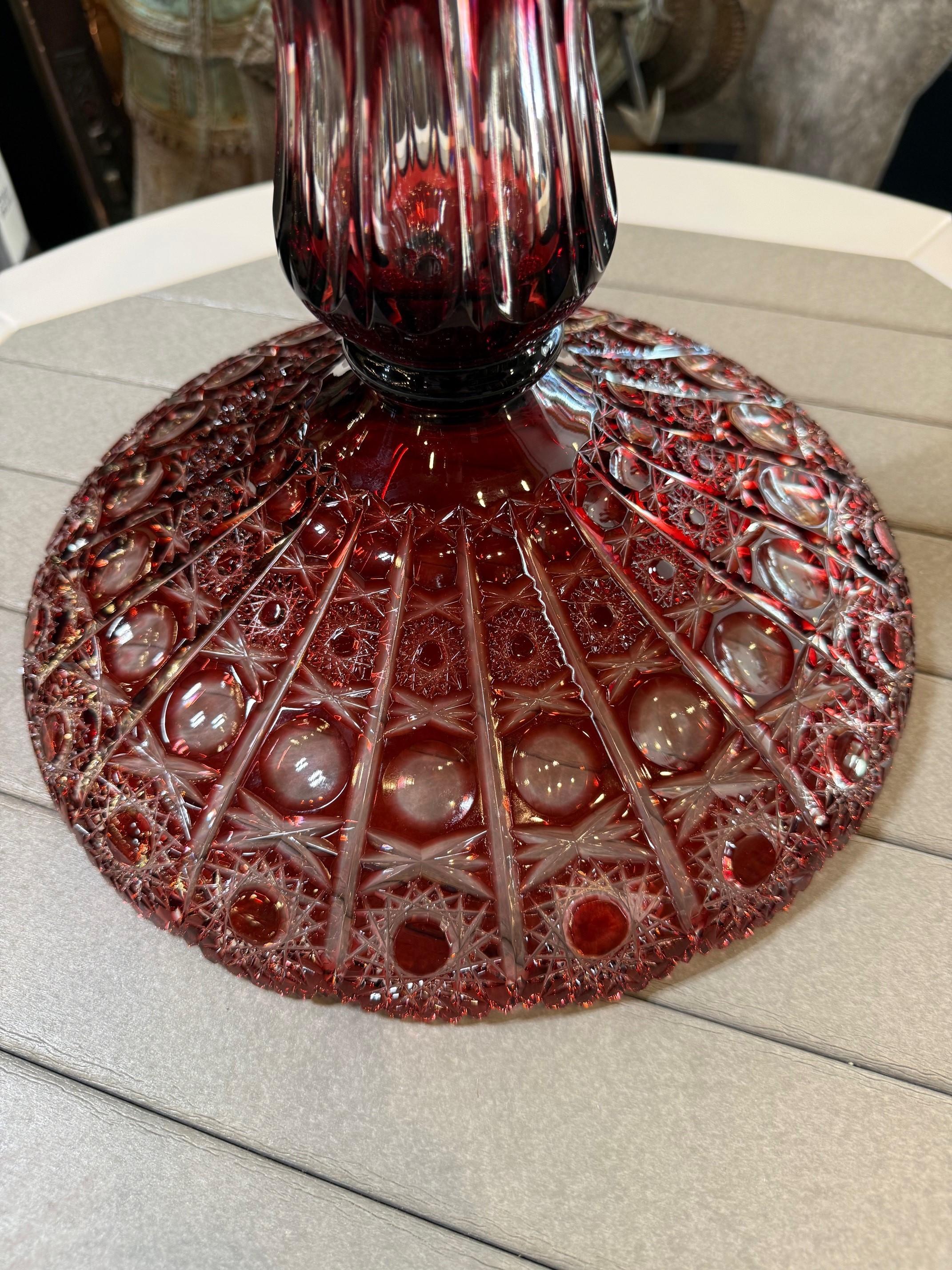 Compote à grand piédestal en cristal de plomb taillé à la main par Caesar Crystal Bohemiae Co. en vente 7