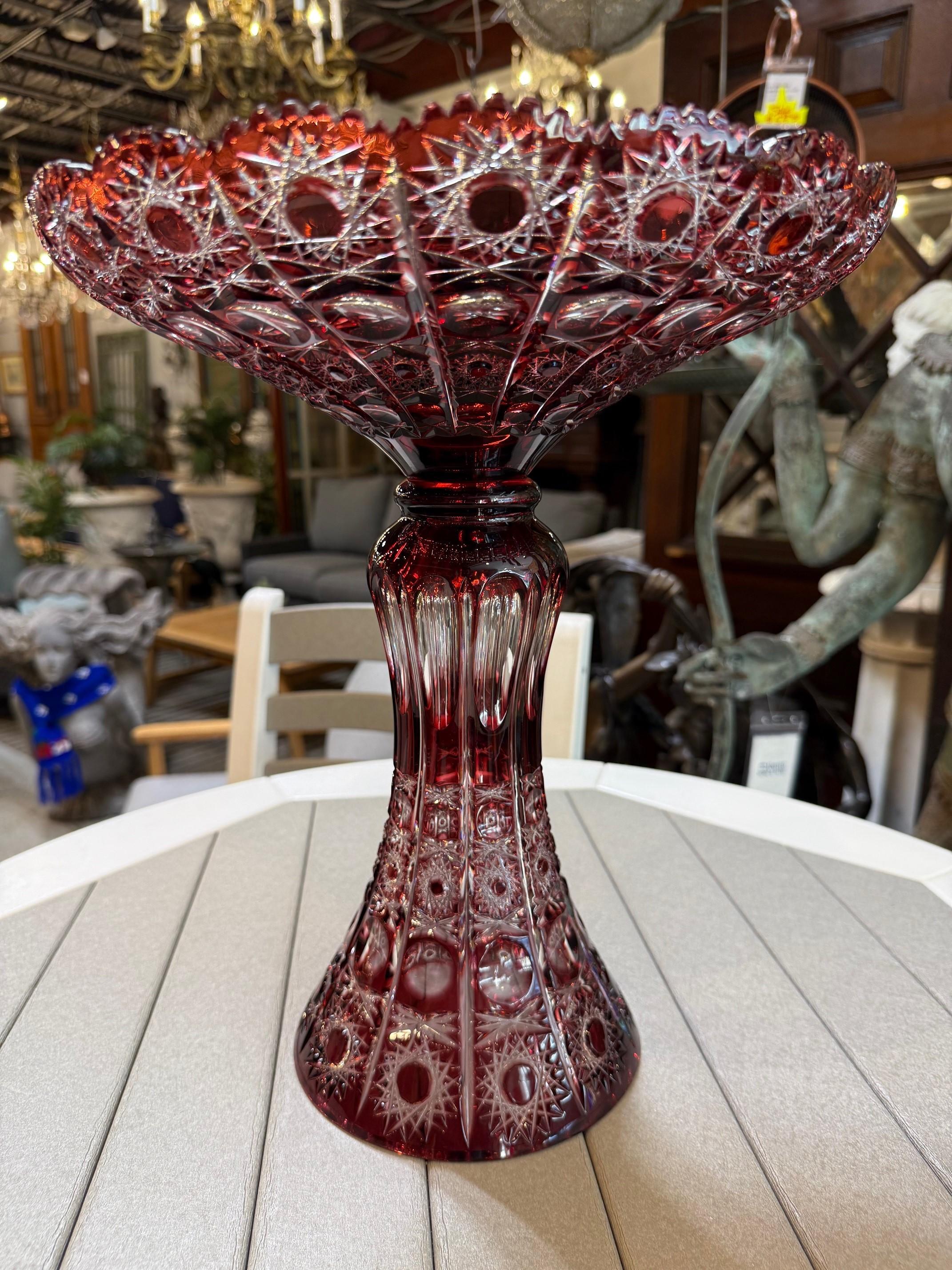 Superbe coupe sur piédestal en cristal de plomb taillé à la main, rouge rubis, compote créée comme une œuvre d'art par les mains des meilleurs verriers tchèques. La Caesar Crystal Company, en République tchèque, vend des pièces de cristal de plomb