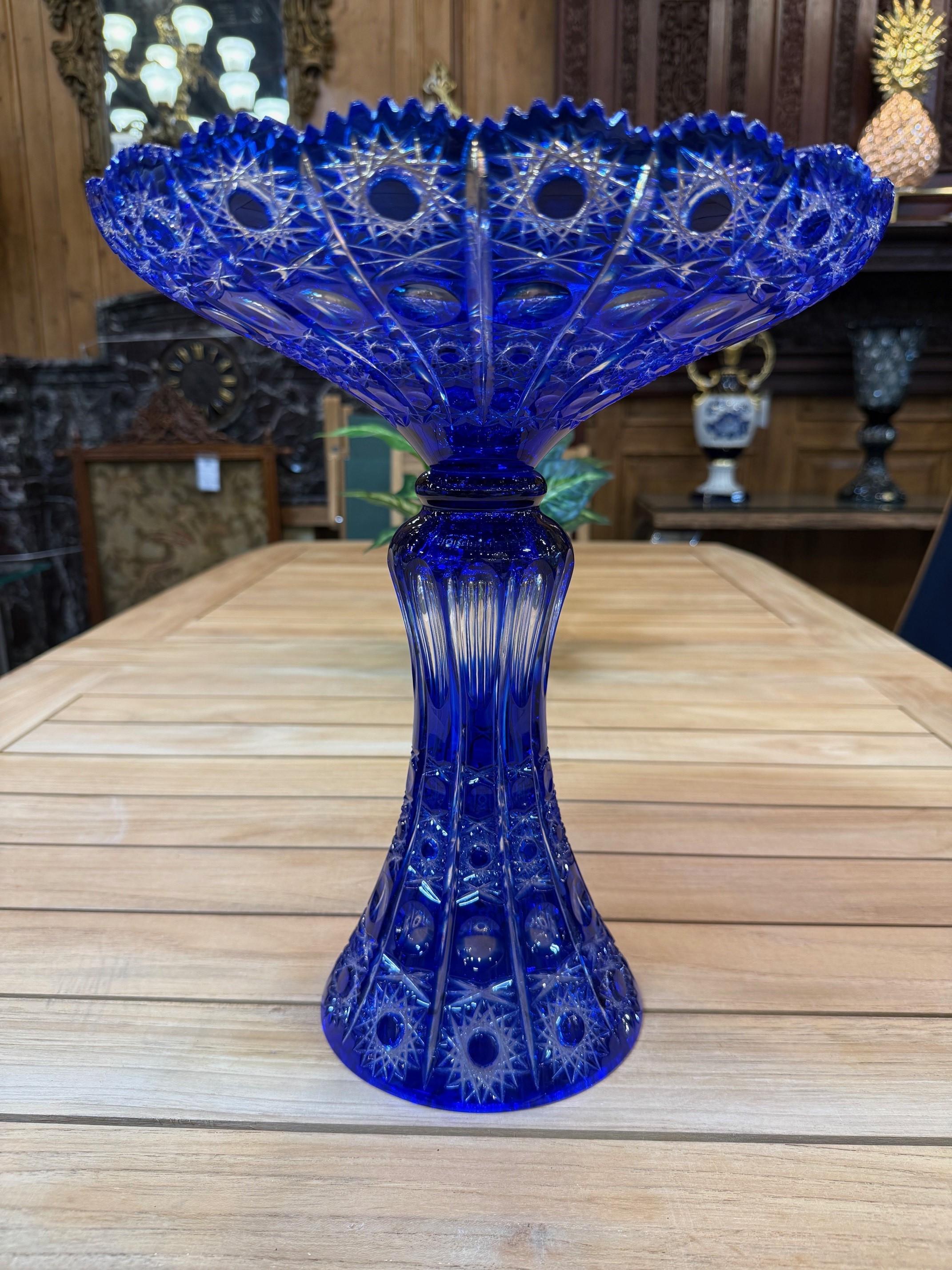 Superbe coupe sur piédestal en cristal au plomb taillé à la main, compote créée comme une œuvre d'art par les mains des meilleurs verriers tchèques. La Caesar Crystal Company, en République tchèque, vend des pièces de cristal de plomb taillées à la
