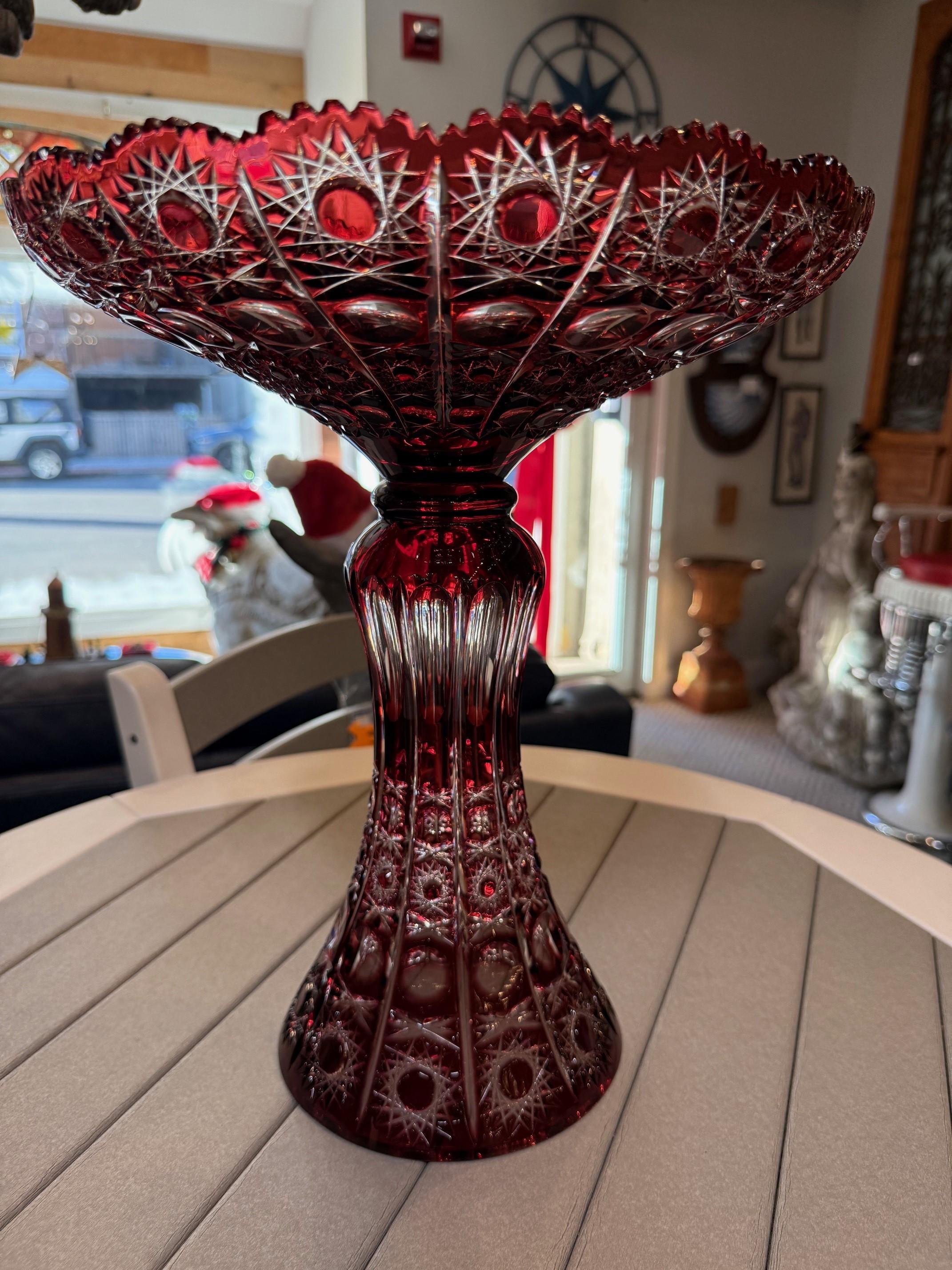 Tchèque Compote à grand piédestal en cristal de plomb taillé à la main par Caesar Crystal Bohemiae Co. en vente