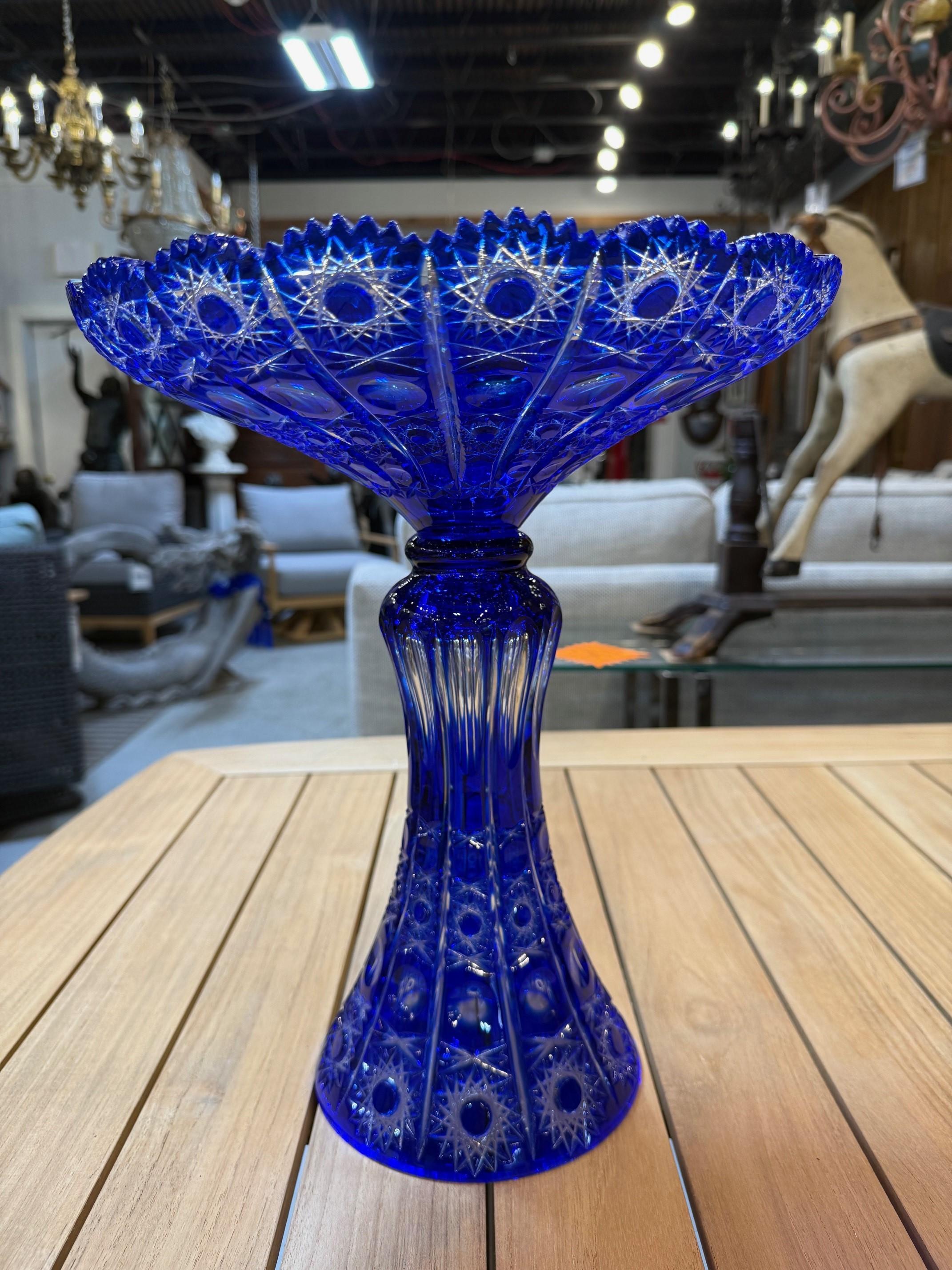 Tchèque Grand bol à piédestal en cristal de plomb taillé à la main, compote Caesar Crystal Bohemiae Co. en vente