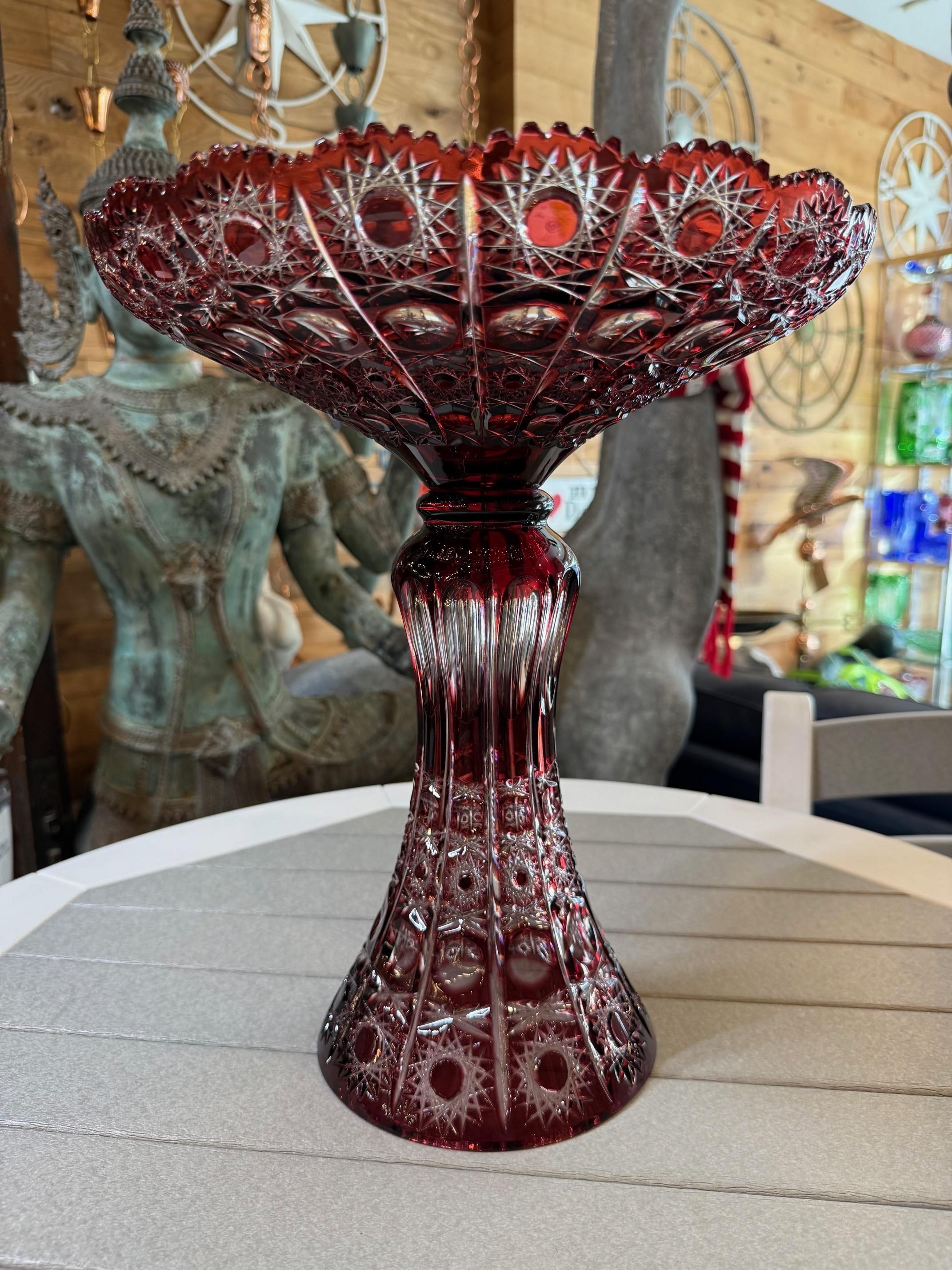 Compote à grand piédestal en cristal de plomb taillé à la main par Caesar Crystal Bohemiae Co. Excellent état - En vente à Stamford, CT