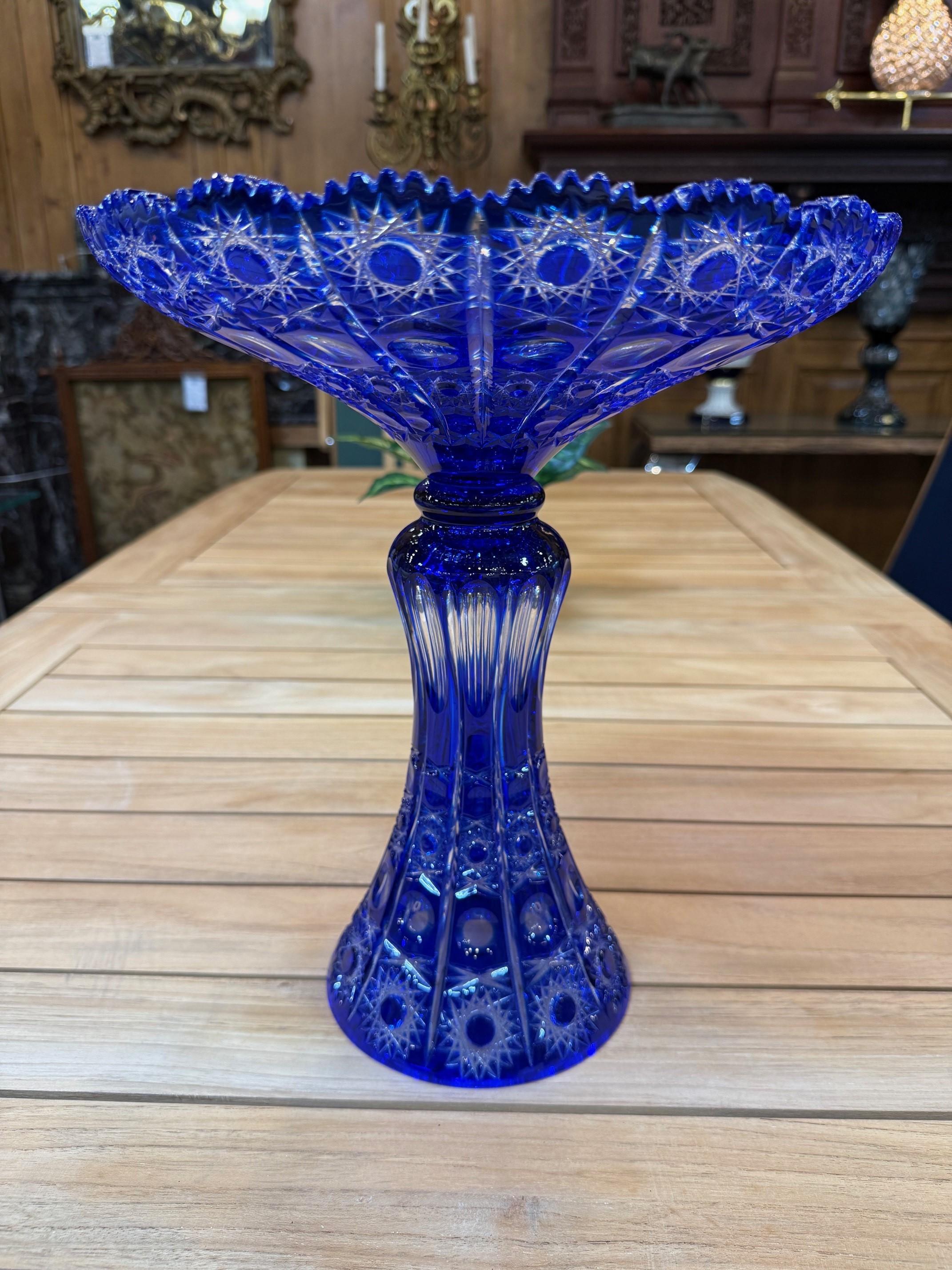 Grand bol à piédestal en cristal de plomb taillé à la main, compote Caesar Crystal Bohemiae Co. Excellent état - En vente à Stamford, CT