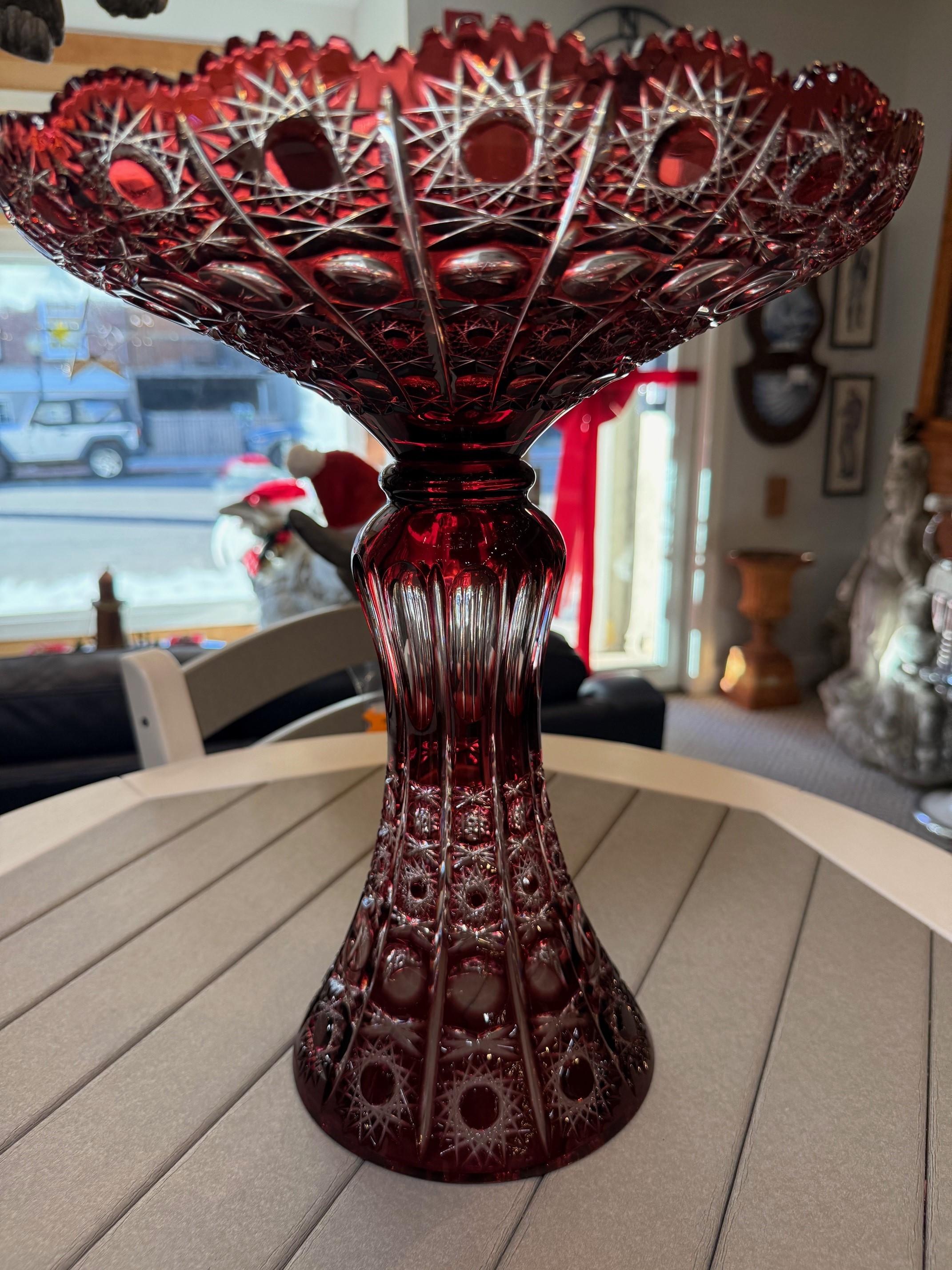 20ième siècle Compote à grand piédestal en cristal de plomb taillé à la main par Caesar Crystal Bohemiae Co. en vente